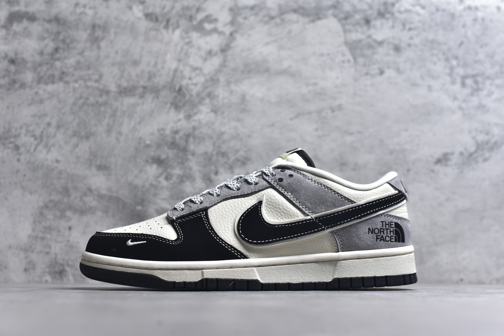 #海外爆款限量发售！Nike SB Dunk Low“ 北面联名—黑灰猪八革” 周年高端定制 低帮休闲板鞋 定制鞋盒 大厂纯原品质出货 超高清洁度 皮料切割干净无任何毛边 细节完美 货号：DN3168-010 尺码：36 36.5 37.5 38 38.5 39 40 40.5 41 42 42.5 43 44 44.5 45-选品中心