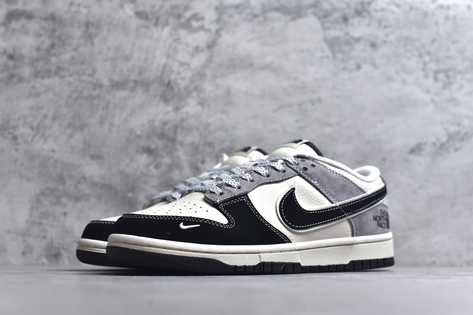 图片[2]-#海外爆款限量发售！Nike SB Dunk Low“ 北面联名—黑灰猪八革” 周年高端定制 低帮休闲板鞋 定制鞋盒 大厂纯原品质出货 超高清洁度 皮料切割干净无任何毛边 细节完美 货号：DN3168-010 尺码：36 36.5 37.5 38 38.5 39 40 40.5 41 42 42.5 43 44 44.5 45-选品中心