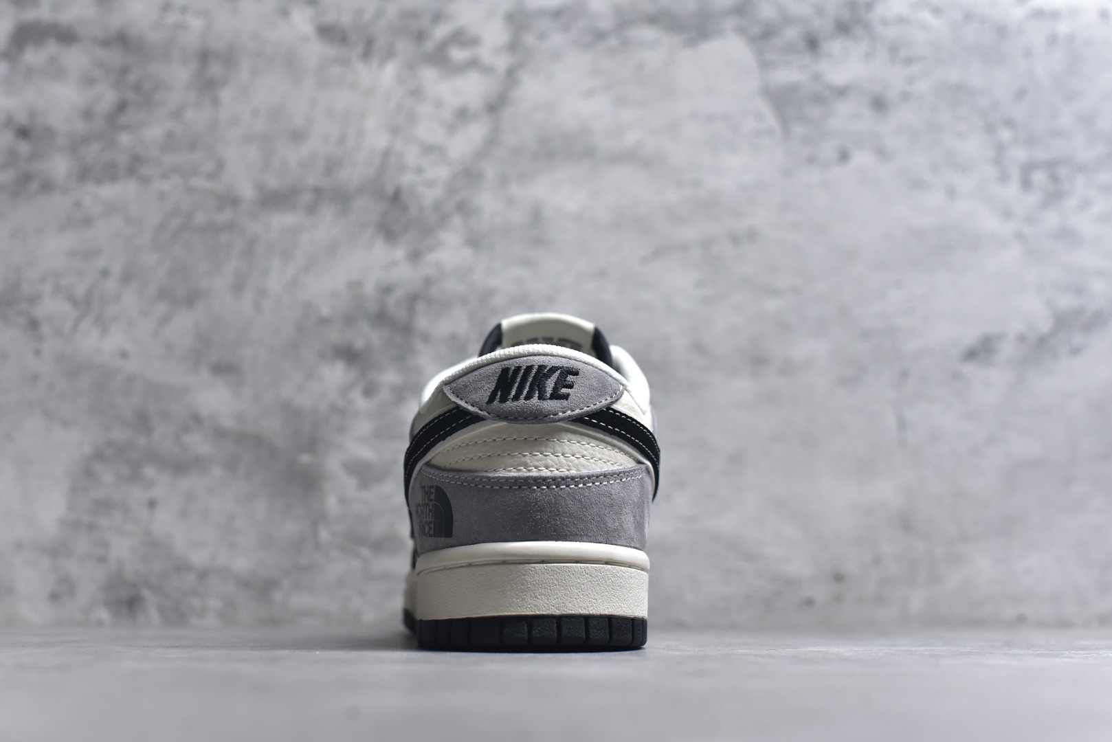 图片[5]-#海外爆款限量发售！Nike SB Dunk Low“ 北面联名—黑灰猪八革” 周年高端定制 低帮休闲板鞋 定制鞋盒 大厂纯原品质出货 超高清洁度 皮料切割干净无任何毛边 细节完美 货号：DN3168-010 尺码：36 36.5 37.5 38 38.5 39 40 40.5 41 42 42.5 43 44 44.5 45-选品中心