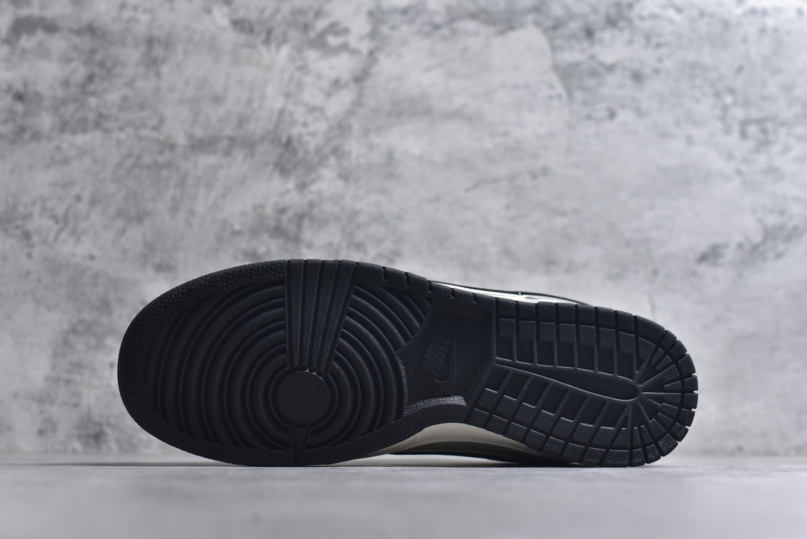 图片[6]-#海外爆款限量发售！Nike SB Dunk Low“ 北面联名—黑灰猪八革” 周年高端定制 低帮休闲板鞋 定制鞋盒 大厂纯原品质出货 超高清洁度 皮料切割干净无任何毛边 细节完美 货号：DN3168-010 尺码：36 36.5 37.5 38 38.5 39 40 40.5 41 42 42.5 43 44 44.5 45-选品中心