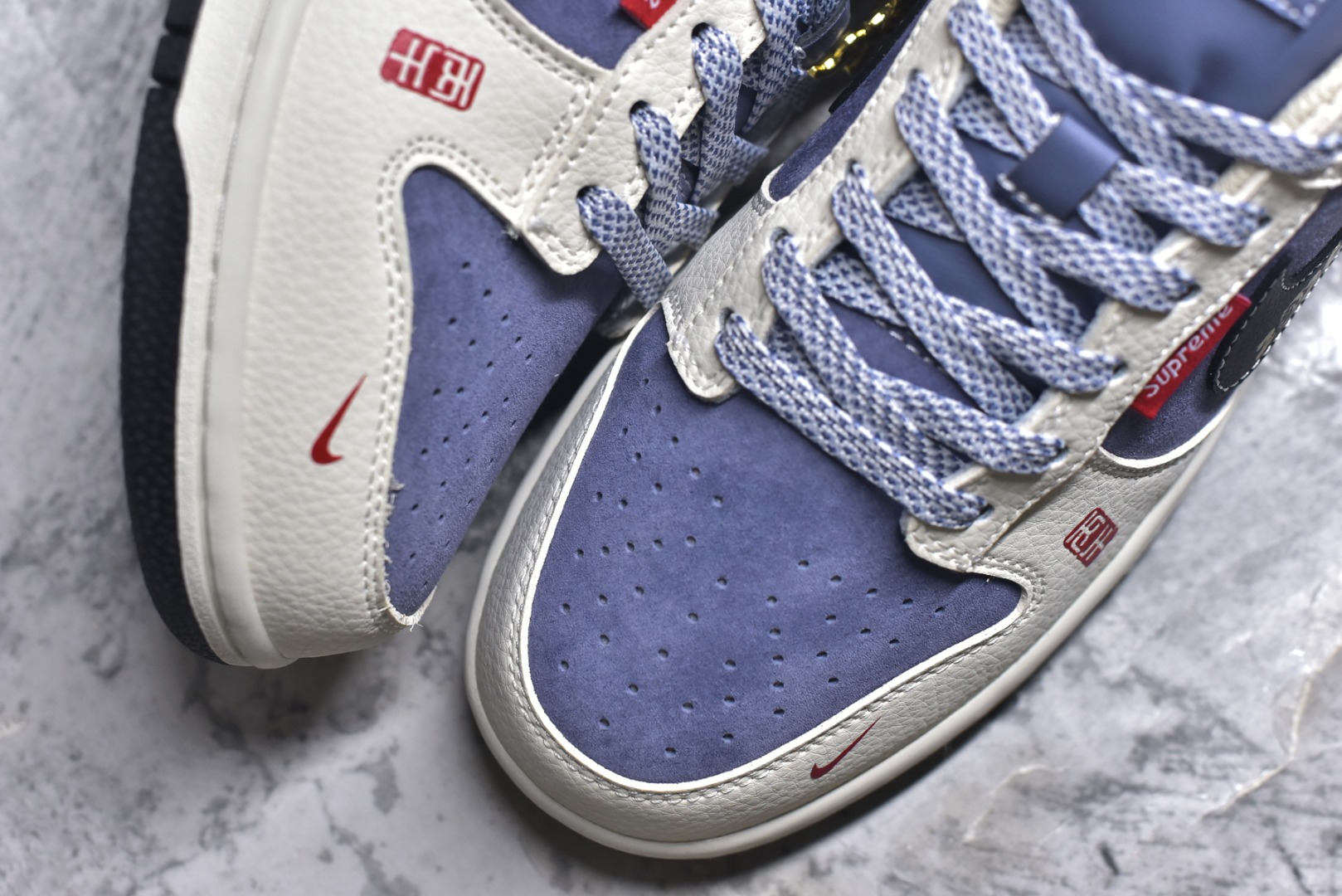 图片[8]-#海外爆款限量发售！Nike SB Dunk Low“ Supreme联名—马年限定” 周年高端定制 低帮休闲板鞋 定制鞋盒 大厂纯原品质出货 超高清洁度 皮料切割干净无任何毛边 细节完美 货号：DN3168-015 尺码：36 36.5 37.5 38 38.5 39 40 40.5 41 42 42.5 43 44 44.5 45-选品中心