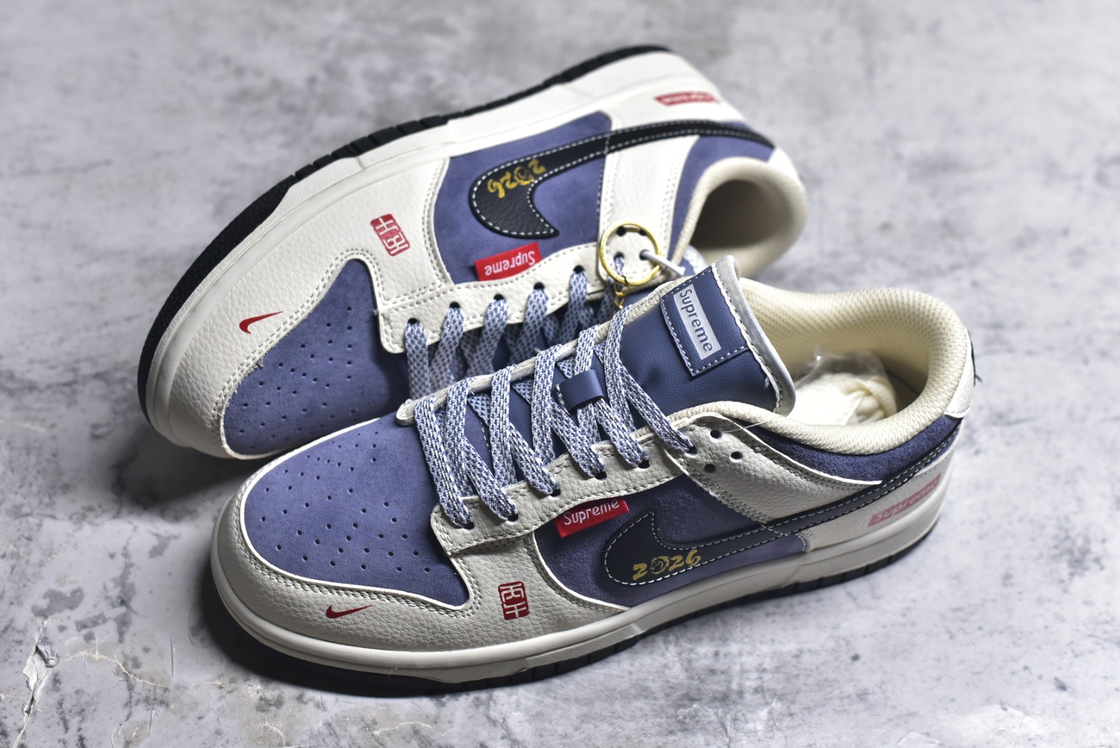 图片[7]-#海外爆款限量发售！Nike SB Dunk Low“ Supreme联名—马年限定” 周年高端定制 低帮休闲板鞋 定制鞋盒 大厂纯原品质出货 超高清洁度 皮料切割干净无任何毛边 细节完美 货号：DN3168-015 尺码：36 36.5 37.5 38 38.5 39 40 40.5 41 42 42.5 43 44 44.5 45-选品中心