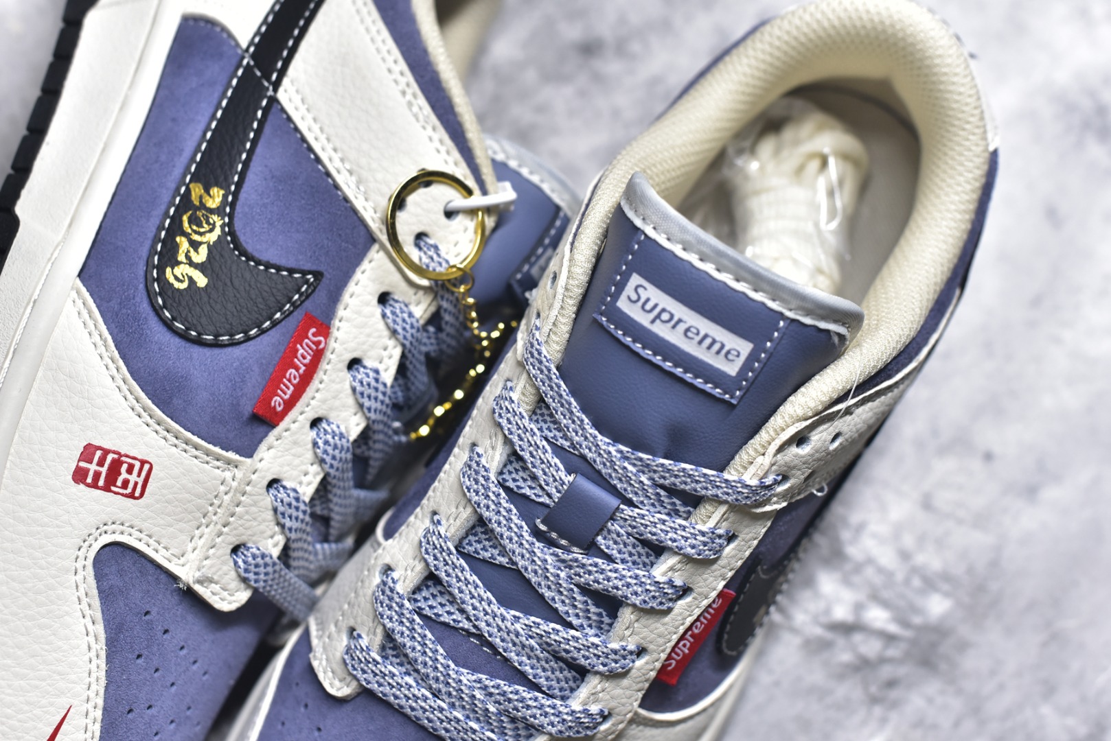 图片[9]-#海外爆款限量发售！Nike SB Dunk Low“ Supreme联名—马年限定” 周年高端定制 低帮休闲板鞋 定制鞋盒 大厂纯原品质出货 超高清洁度 皮料切割干净无任何毛边 细节完美 货号：DN3168-015 尺码：36 36.5 37.5 38 38.5 39 40 40.5 41 42 42.5 43 44 44.5 45-选品中心