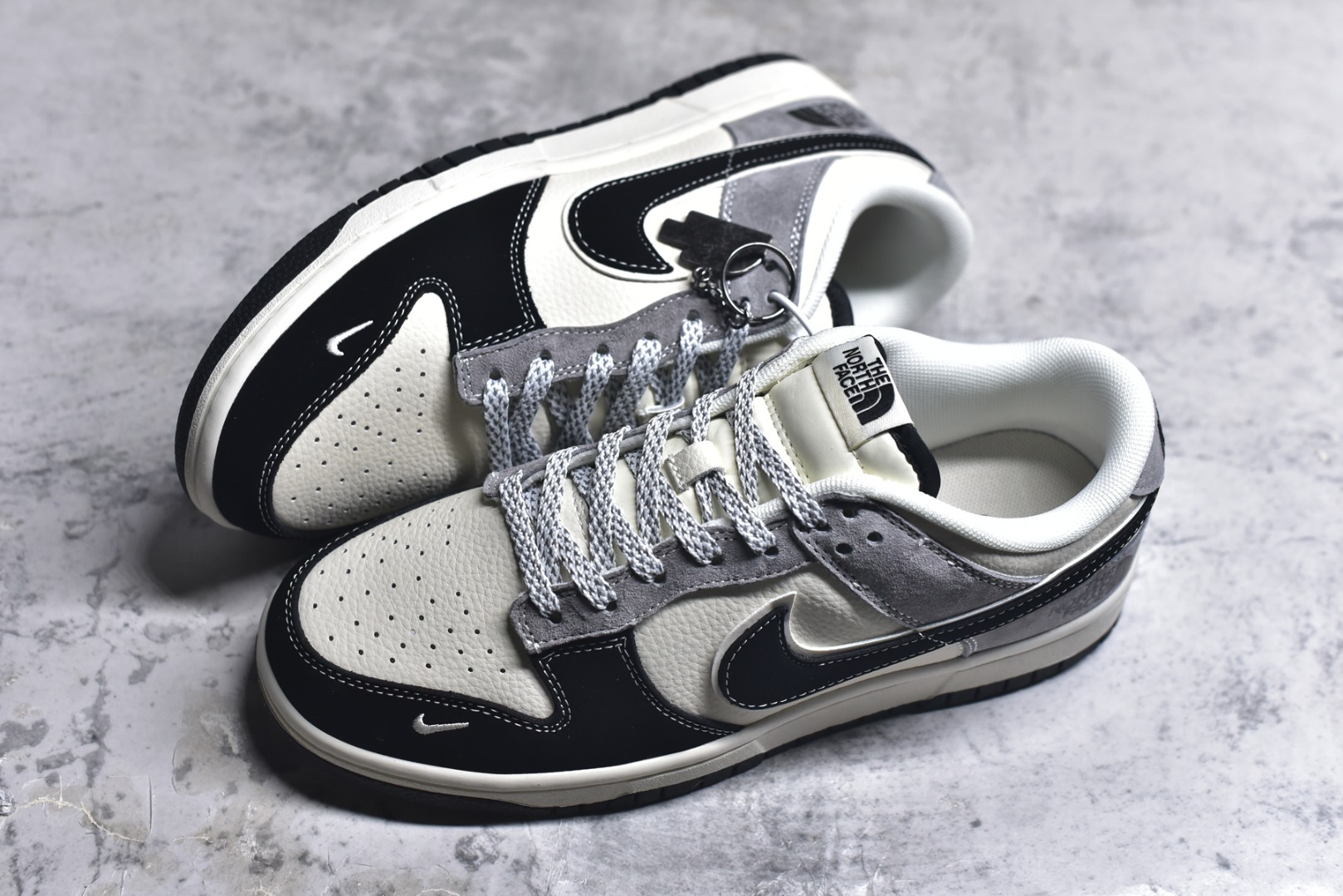 图片[7]-#海外爆款限量发售！Nike SB Dunk Low“ 北面联名—黑灰猪八革” 周年高端定制 低帮休闲板鞋 定制鞋盒 大厂纯原品质出货 超高清洁度 皮料切割干净无任何毛边 细节完美 货号：DN3168-010 尺码：36 36.5 37.5 38 38.5 39 40 40.5 41 42 42.5 43 44 44.5 45-选品中心