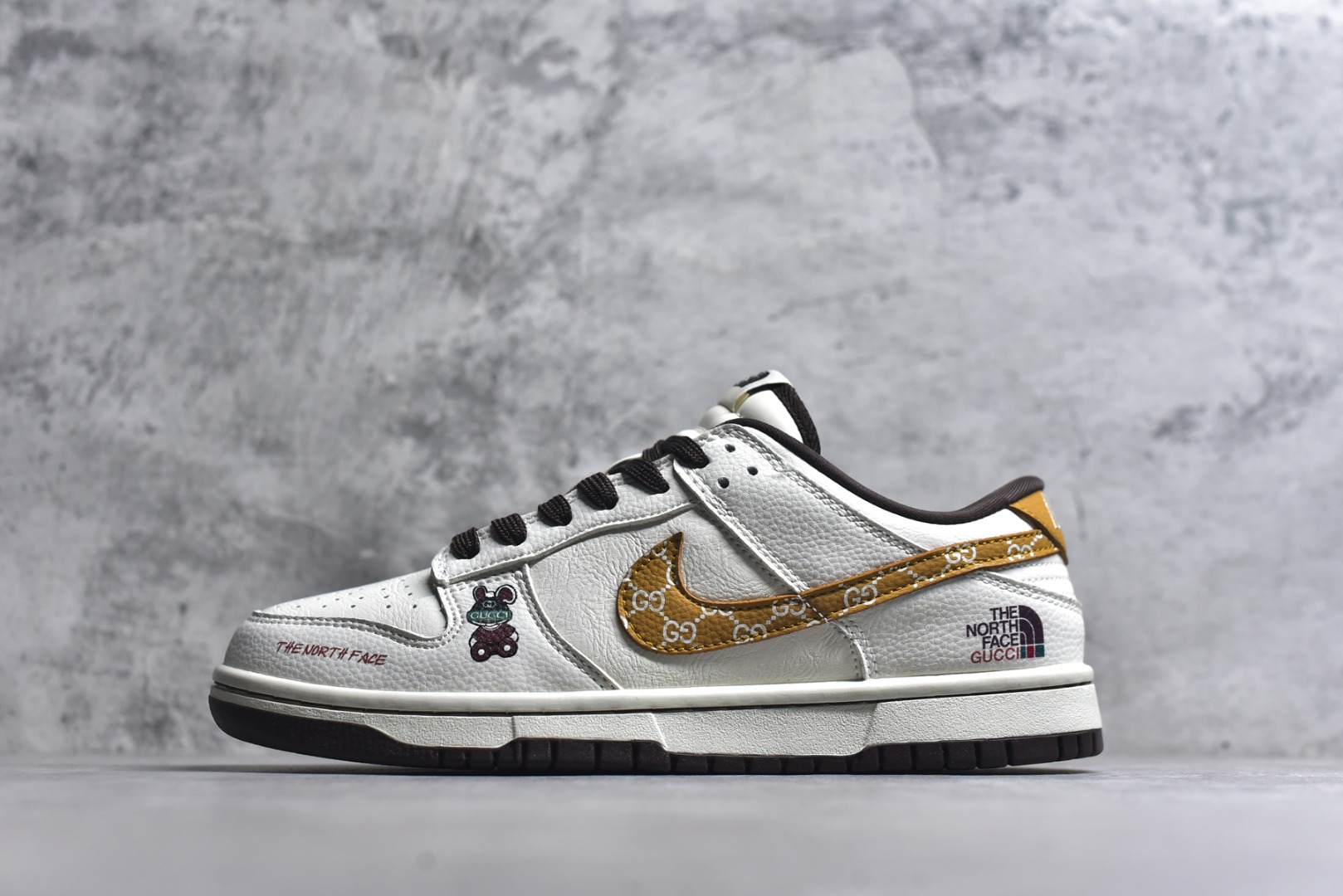 #Nike SB Dunk Low GUCCI联名“——白黑棕” 高端定制 低帮休闲板鞋 定制鞋盒 高级夜光效果 Ortholite鞋垫透气防臭 大厂纯原品质出货 超高清洁度 皮料切割干净无任何毛边 细节完美 货号：YF9511-916 尺码：36 36.5 37.5 38 38.5 39 40 40.5 41 42 42.5 43 44 44.5 45-选品中心