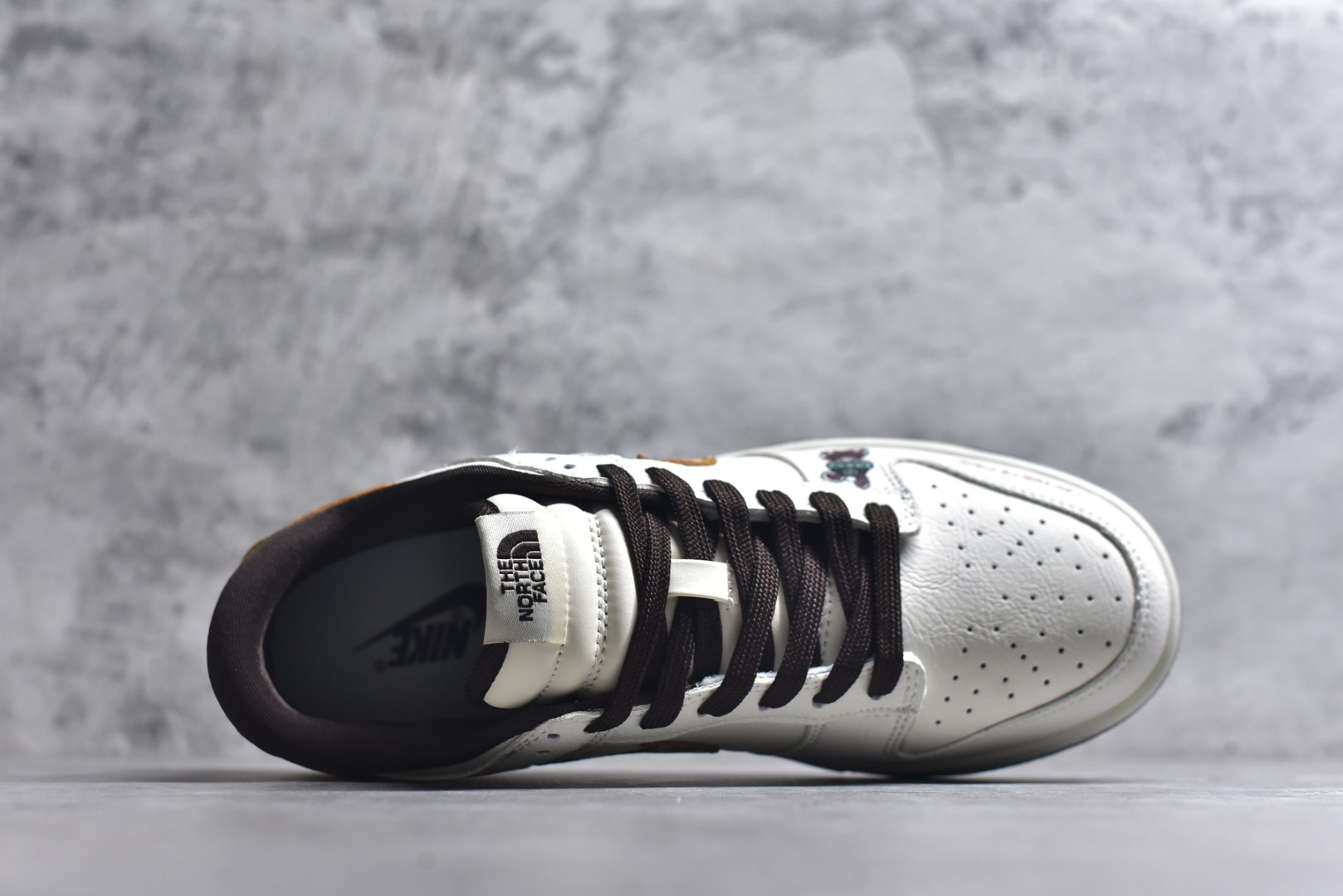 图片[4]-#Nike SB Dunk Low GUCCI联名“——白黑棕” 高端定制 低帮休闲板鞋 定制鞋盒 高级夜光效果 Ortholite鞋垫透气防臭 大厂纯原品质出货 超高清洁度 皮料切割干净无任何毛边 细节完美 货号：YF9511-916 尺码：36 36.5 37.5 38 38.5 39 40 40.5 41 42 42.5 43 44 44.5 45-选品中心