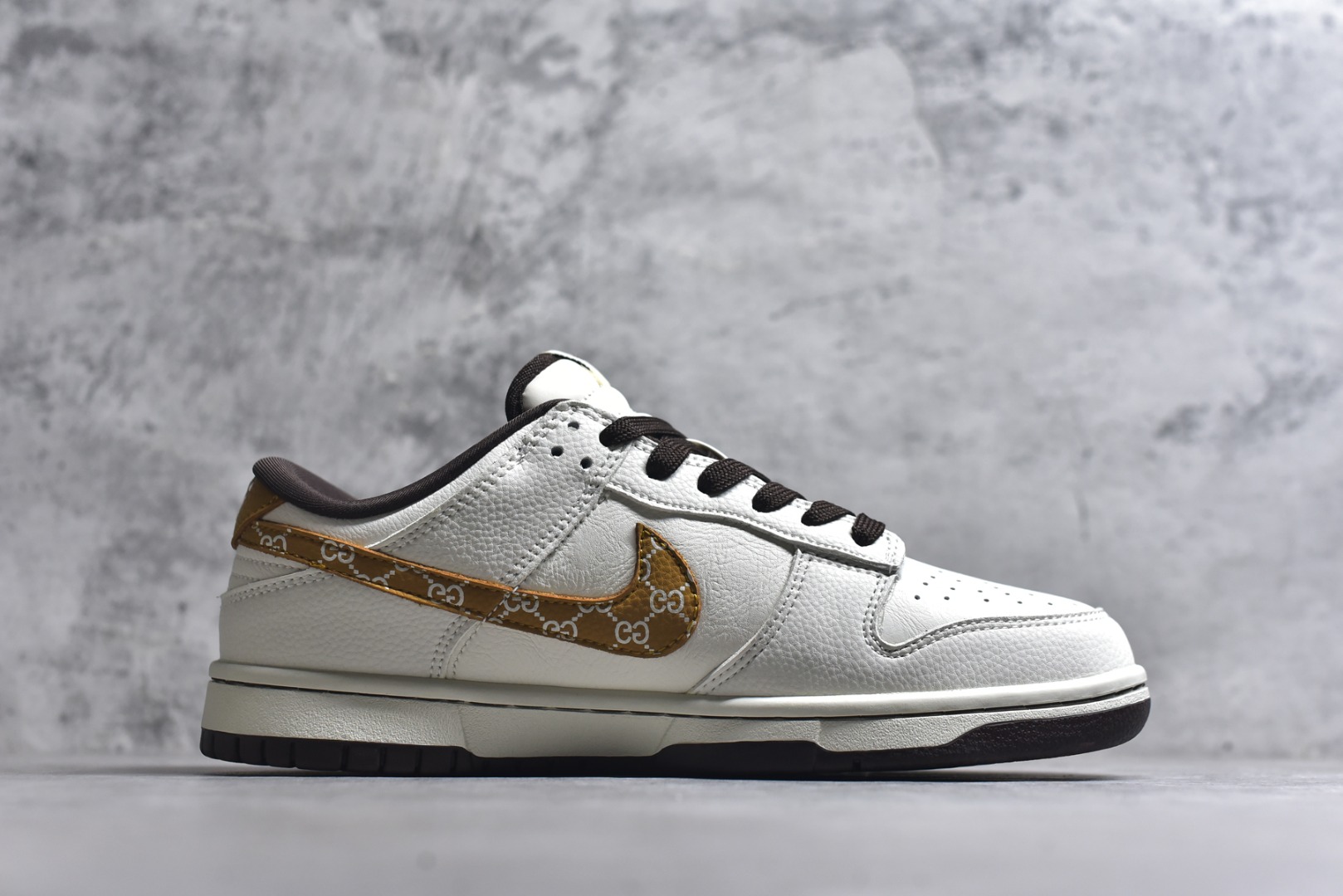 图片[3]-#Nike SB Dunk Low GUCCI联名“——白黑棕” 高端定制 低帮休闲板鞋 定制鞋盒 高级夜光效果 Ortholite鞋垫透气防臭 大厂纯原品质出货 超高清洁度 皮料切割干净无任何毛边 细节完美 货号：YF9511-916 尺码：36 36.5 37.5 38 38.5 39 40 40.5 41 42 42.5 43 44 44.5 45-选品中心