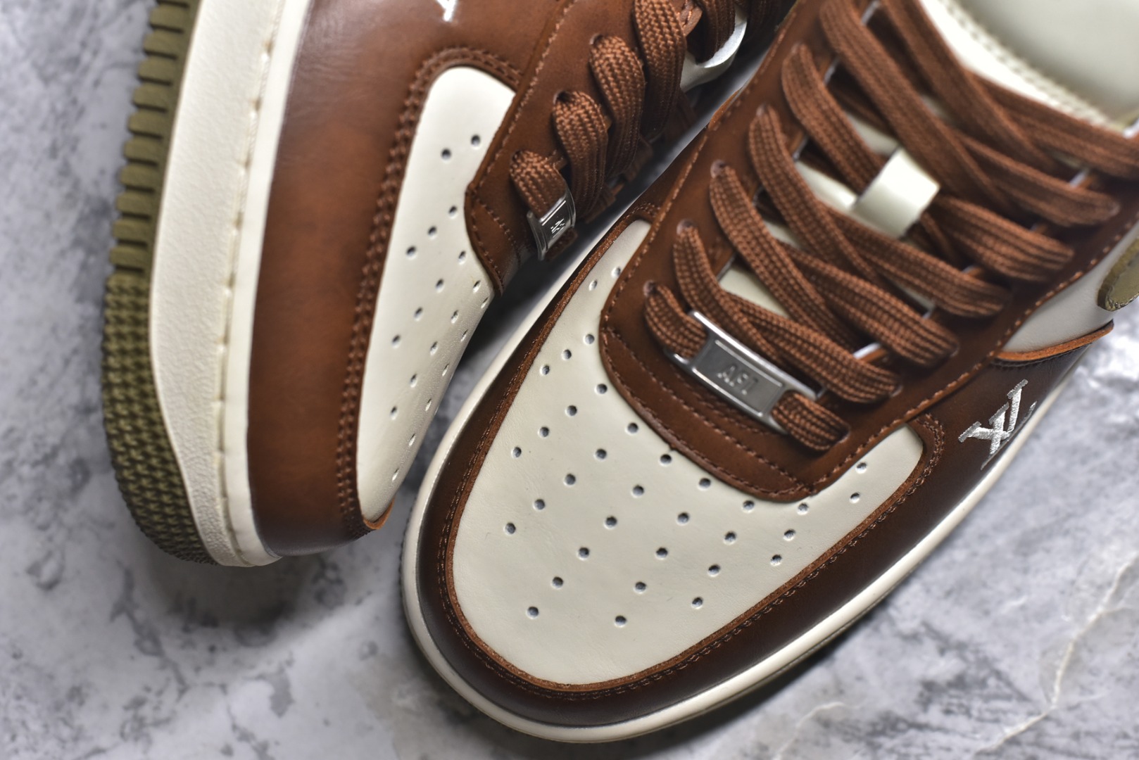 图片[8]-#海外限量发售！公司级NIke Air Force 1 \’07 Low “LV联名–白棕摩卡” 空军一号低帮 运动鞋 休闲鞋 折边针车 工艺难度大 原楦头原纸板 高端定制鞋盒 原厂鞋底 超高清洁度 细节完美 货号：NH0601-590 尺码：36 36.5 37.5 38 38.5 39 40 40.5 41 42 42.5 43 44 44.5 45-选品中心