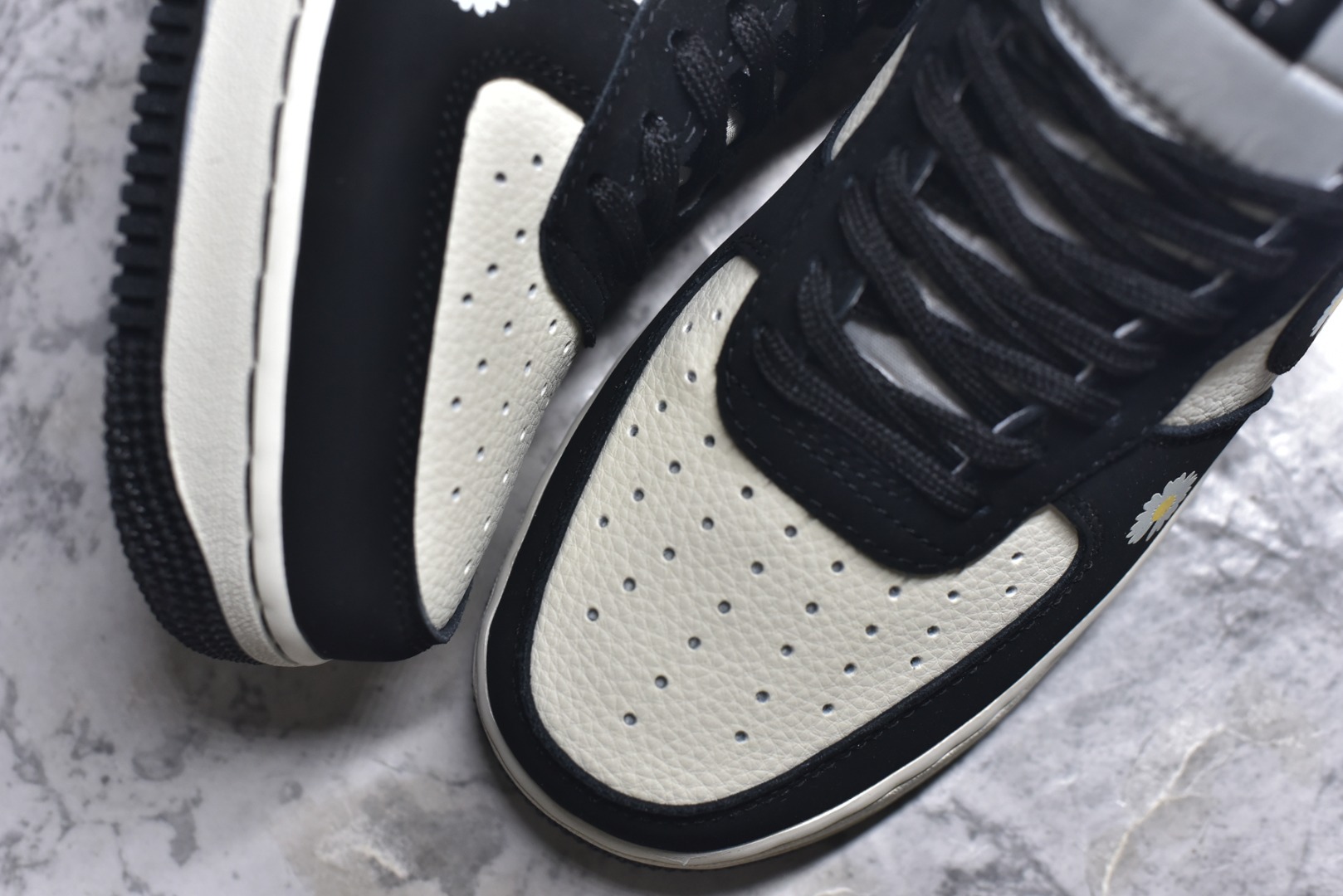 图片[8]-#海外限量发售！公司级Nike Air Force 1 \’07 Low “权志龙联名——雏菊米黑勾”空军一号 低帮 运动鞋 休闲鞋 折边针车 工艺难度大 原楦头原纸板 原装鞋盒 定制五金配件 内置全掌气垫 原厂鞋底 货号：LD1999-002 尺码：36 36.5 37.5 38 38.5 39 40 40.5 41 42 42.5 43 44 44.5 45-选品中心