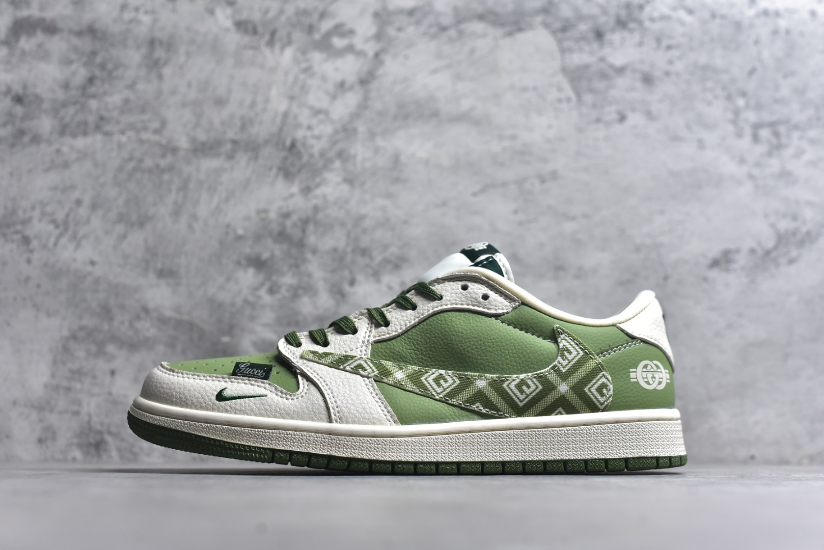 #乔丹Fragment x Travis Scott xDior Air Jordan 1 Low 三方联名倒钩，整双鞋以全荔枝皮打造，腰身搭配白色「倒勾」，再点缀上Travis Scott 标志性的Logo，后跟处以藤原浩最拿手的蓝色为主色调，完善极具Fragment Design的白蓝黑设计风格，左右脚分别以Travis Scott鬼脸和乔丹飞翼加以修饰，彰显出三方联名的奢华格调 尺码： 36 36.5 37.5 38 38.5 39 40 40.5 41 42 42.5 43 44 45 货号：XS2025-028-选品中心