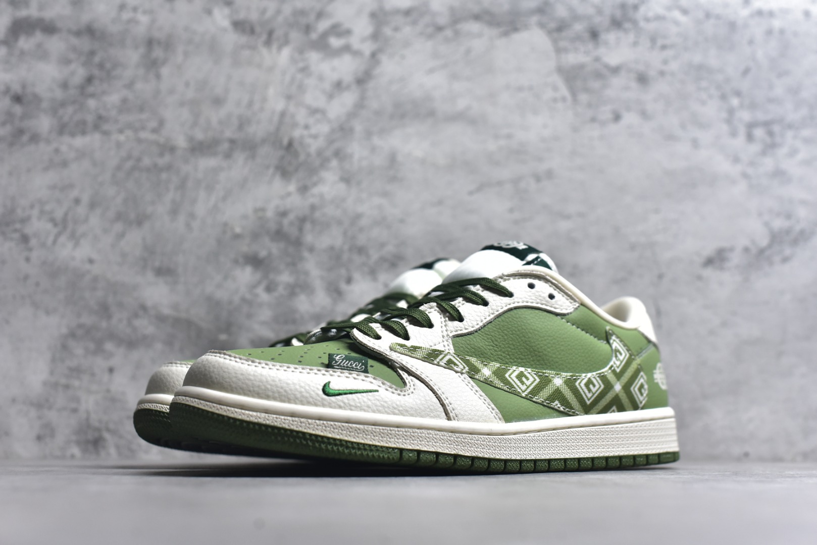 图片[2]-#乔丹Fragment x Travis Scott xDior Air Jordan 1 Low 三方联名倒钩，整双鞋以全荔枝皮打造，腰身搭配白色「倒勾」，再点缀上Travis Scott 标志性的Logo，后跟处以藤原浩最拿手的蓝色为主色调，完善极具Fragment Design的白蓝黑设计风格，左右脚分别以Travis Scott鬼脸和乔丹飞翼加以修饰，彰显出三方联名的奢华格调 尺码： 36 36.5 37.5 38 38.5 39 40 40.5 41 42 42.5 43 44 45 货号：XS2025-028-选品中心