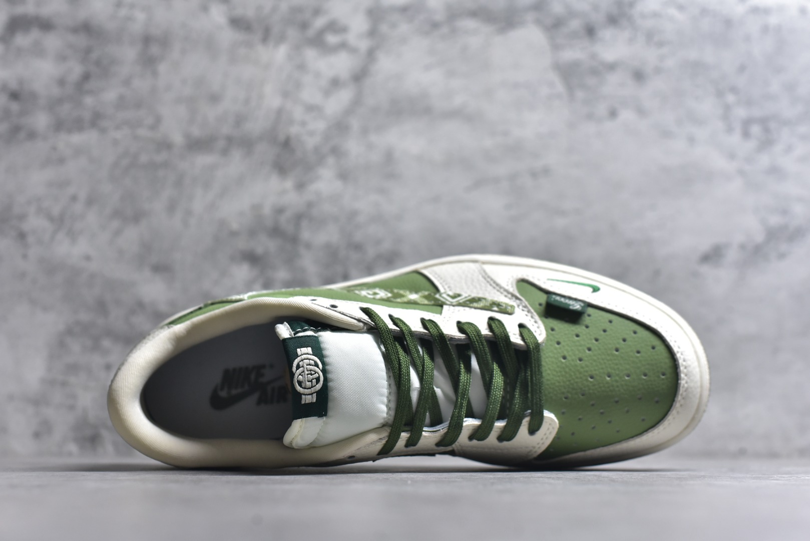 图片[4]-#乔丹Fragment x Travis Scott xDior Air Jordan 1 Low 三方联名倒钩，整双鞋以全荔枝皮打造，腰身搭配白色「倒勾」，再点缀上Travis Scott 标志性的Logo，后跟处以藤原浩最拿手的蓝色为主色调，完善极具Fragment Design的白蓝黑设计风格，左右脚分别以Travis Scott鬼脸和乔丹飞翼加以修饰，彰显出三方联名的奢华格调 尺码： 36 36.5 37.5 38 38.5 39 40 40.5 41 42 42.5 43 44 45 货号：XS2025-028-选品中心