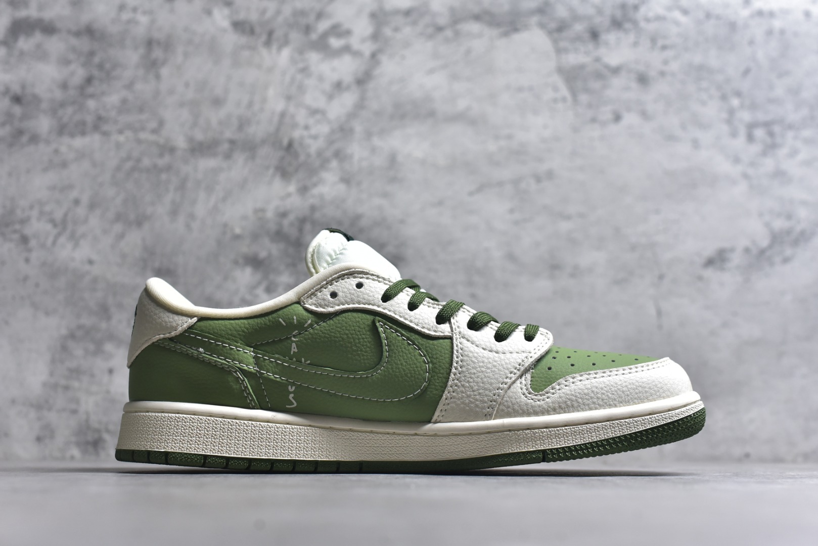 图片[3]-#乔丹Fragment x Travis Scott xDior Air Jordan 1 Low 三方联名倒钩，整双鞋以全荔枝皮打造，腰身搭配白色「倒勾」，再点缀上Travis Scott 标志性的Logo，后跟处以藤原浩最拿手的蓝色为主色调，完善极具Fragment Design的白蓝黑设计风格，左右脚分别以Travis Scott鬼脸和乔丹飞翼加以修饰，彰显出三方联名的奢华格调 尺码： 36 36.5 37.5 38 38.5 39 40 40.5 41 42 42.5 43 44 45 货号：XS2025-028-选品中心