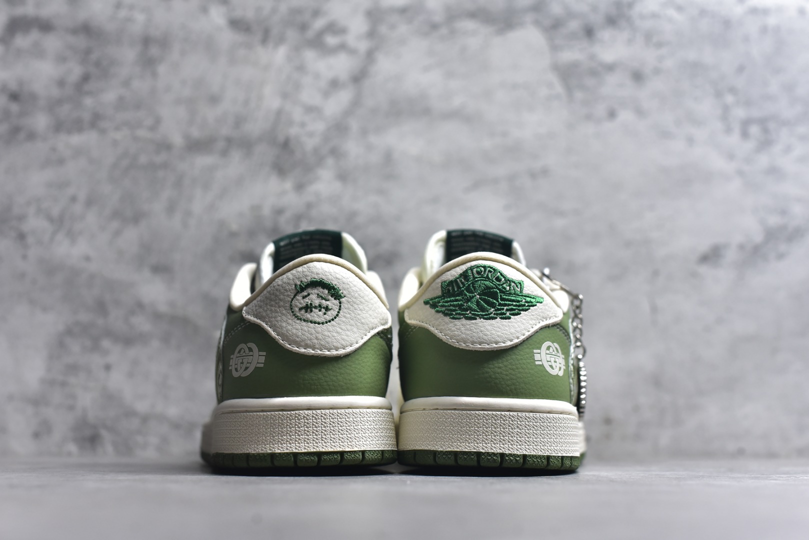 图片[5]-#乔丹Fragment x Travis Scott xDior Air Jordan 1 Low 三方联名倒钩，整双鞋以全荔枝皮打造，腰身搭配白色「倒勾」，再点缀上Travis Scott 标志性的Logo，后跟处以藤原浩最拿手的蓝色为主色调，完善极具Fragment Design的白蓝黑设计风格，左右脚分别以Travis Scott鬼脸和乔丹飞翼加以修饰，彰显出三方联名的奢华格调 尺码： 36 36.5 37.5 38 38.5 39 40 40.5 41 42 42.5 43 44 45 货号：XS2025-028-选品中心