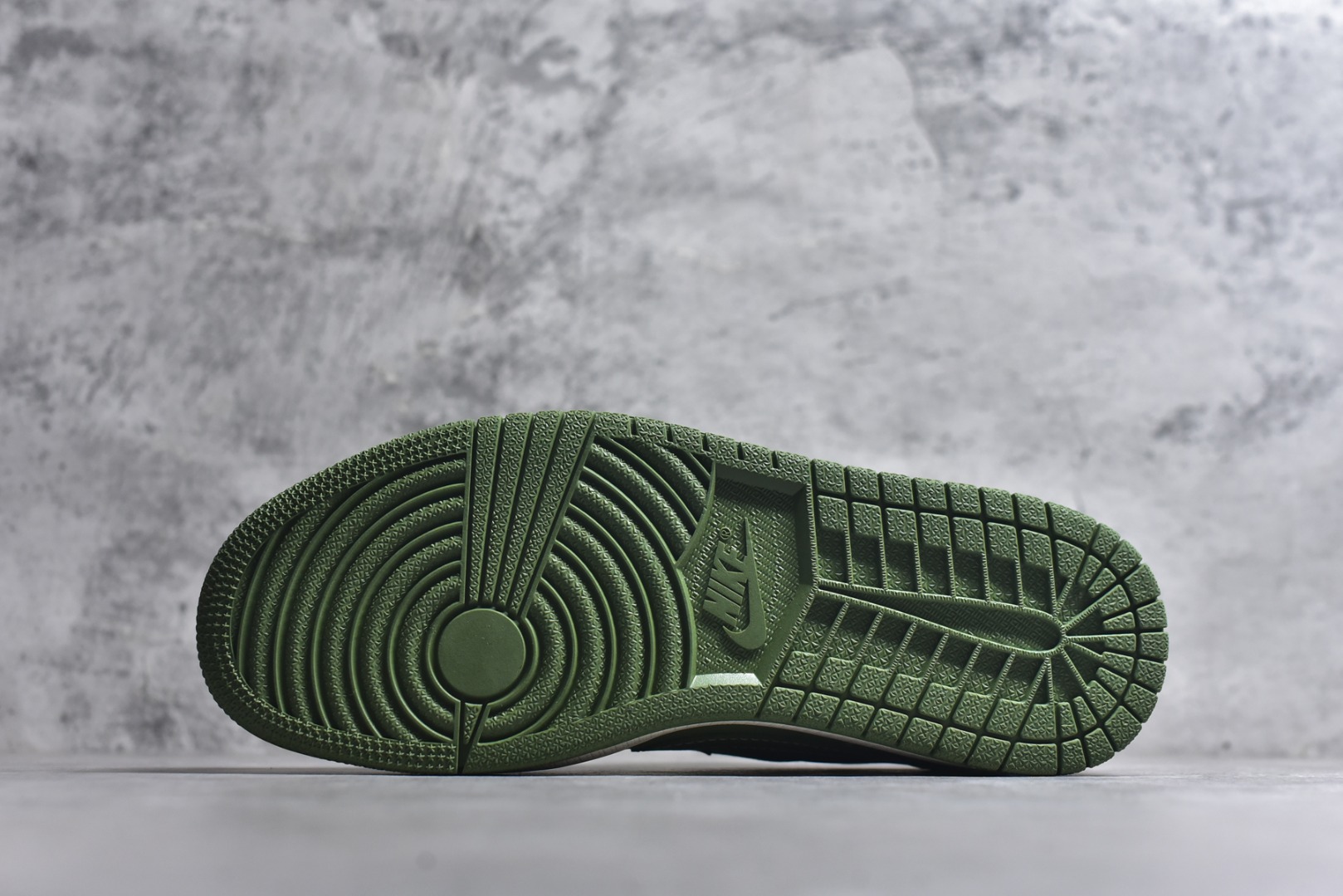 图片[6]-#乔丹Fragment x Travis Scott xDior Air Jordan 1 Low 三方联名倒钩，整双鞋以全荔枝皮打造，腰身搭配白色「倒勾」，再点缀上Travis Scott 标志性的Logo，后跟处以藤原浩最拿手的蓝色为主色调，完善极具Fragment Design的白蓝黑设计风格，左右脚分别以Travis Scott鬼脸和乔丹飞翼加以修饰，彰显出三方联名的奢华格调 尺码： 36 36.5 37.5 38 38.5 39 40 40.5 41 42 42.5 43 44 45 货号：XS2025-028-选品中心