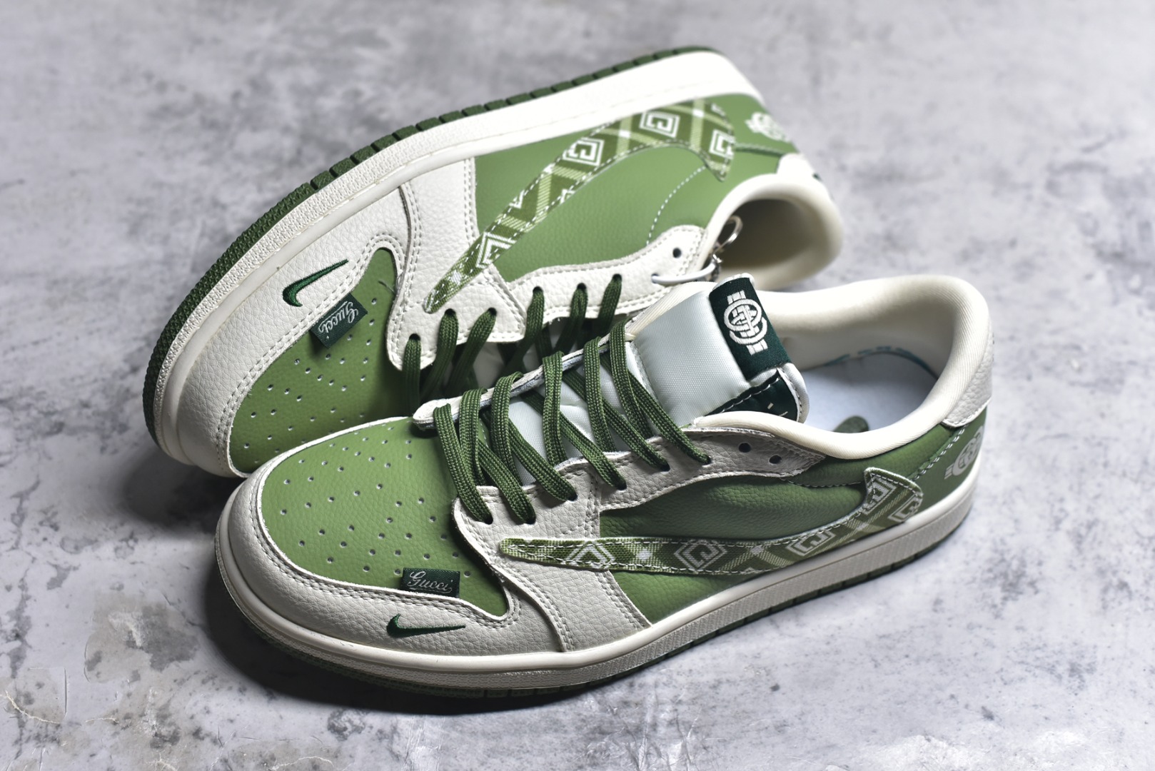 图片[7]-#乔丹Fragment x Travis Scott xDior Air Jordan 1 Low 三方联名倒钩，整双鞋以全荔枝皮打造，腰身搭配白色「倒勾」，再点缀上Travis Scott 标志性的Logo，后跟处以藤原浩最拿手的蓝色为主色调，完善极具Fragment Design的白蓝黑设计风格，左右脚分别以Travis Scott鬼脸和乔丹飞翼加以修饰，彰显出三方联名的奢华格调 尺码： 36 36.5 37.5 38 38.5 39 40 40.5 41 42 42.5 43 44 45 货号：XS2025-028-选品中心