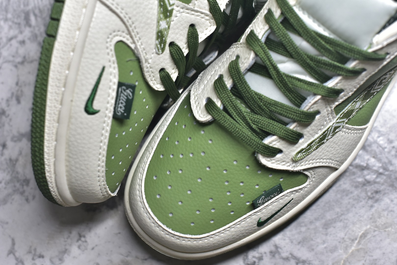 图片[8]-#乔丹Fragment x Travis Scott xDior Air Jordan 1 Low 三方联名倒钩，整双鞋以全荔枝皮打造，腰身搭配白色「倒勾」，再点缀上Travis Scott 标志性的Logo，后跟处以藤原浩最拿手的蓝色为主色调，完善极具Fragment Design的白蓝黑设计风格，左右脚分别以Travis Scott鬼脸和乔丹飞翼加以修饰，彰显出三方联名的奢华格调 尺码： 36 36.5 37.5 38 38.5 39 40 40.5 41 42 42.5 43 44 45 货号：XS2025-028-选品中心