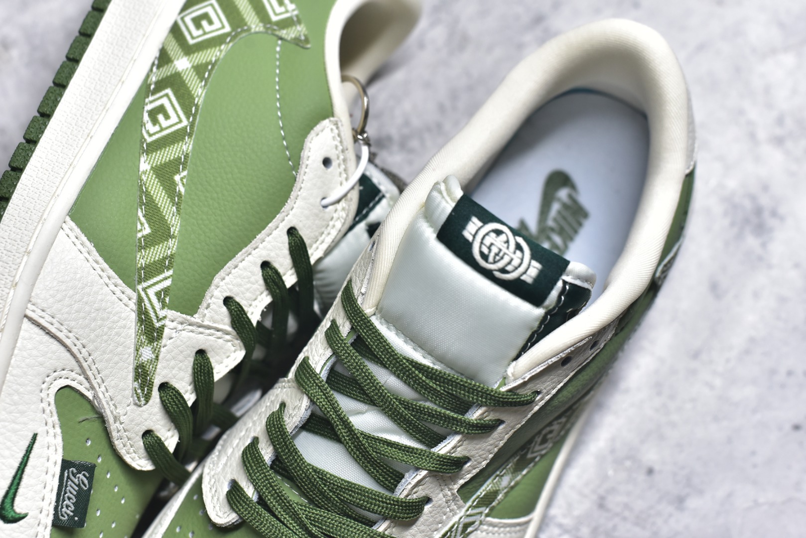 图片[9]-#乔丹Fragment x Travis Scott xDior Air Jordan 1 Low 三方联名倒钩，整双鞋以全荔枝皮打造，腰身搭配白色「倒勾」，再点缀上Travis Scott 标志性的Logo，后跟处以藤原浩最拿手的蓝色为主色调，完善极具Fragment Design的白蓝黑设计风格，左右脚分别以Travis Scott鬼脸和乔丹飞翼加以修饰，彰显出三方联名的奢华格调 尺码： 36 36.5 37.5 38 38.5 39 40 40.5 41 42 42.5 43 44 45 货号：XS2025-028-选品中心