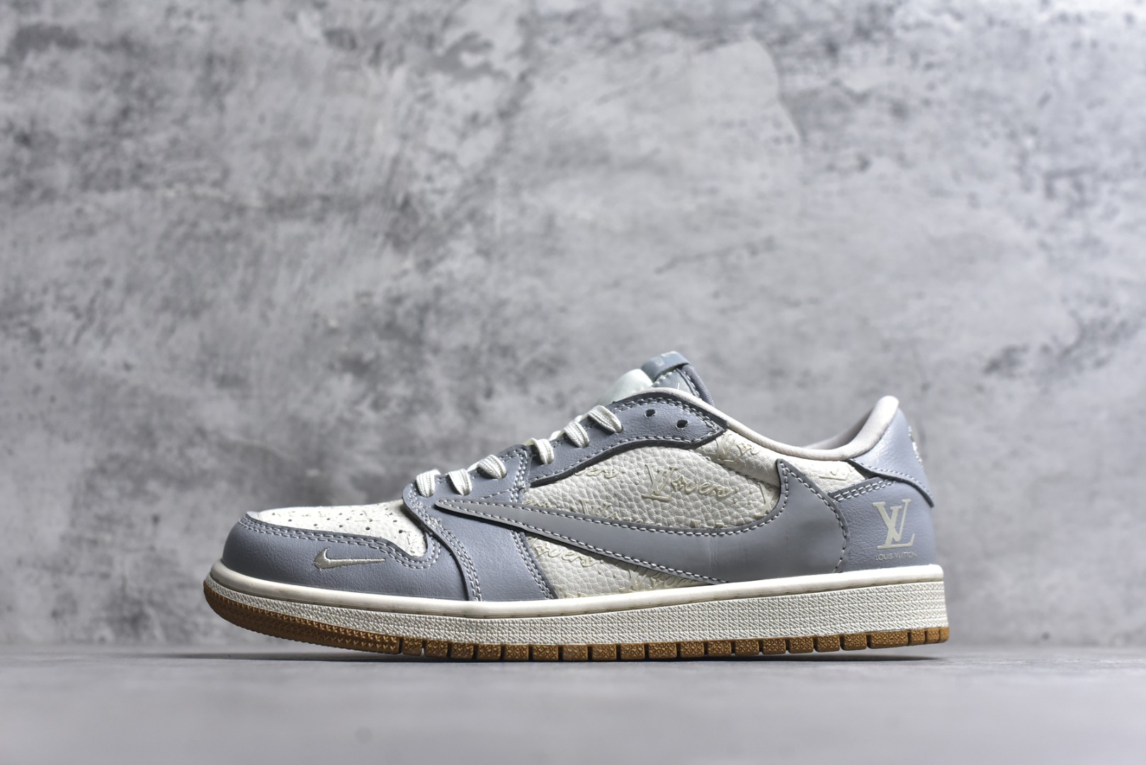 #Travis Scott x Nike Air Jordan 1 Low x Louis Vuitton Air Jordan 1 Low 反转蓝白小钩倒钩 纯原版本 全鞋采用原装头层皮，用料扎实 精雕细琢 鞋型极致还原 飞翼3D打印改良 深度立体 四线中底拉帮皮料选材 钢印 背胶一应俱全 全新批次 原装原模大底全鞋原厂定制皮料，手感细腻正确折边工艺 完美细节诠释 货号：XS2024 057 尺码：36 36.5 37.5 38 38.5 39 40 40.5 41 42 42.5 43 44 44.5 45-选品中心
