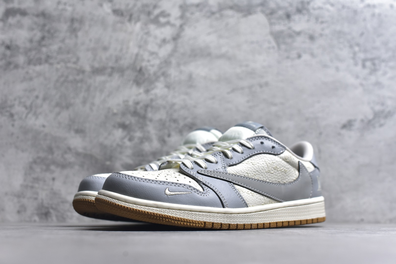 图片[2]-#Travis Scott x Nike Air Jordan 1 Low x Louis Vuitton Air Jordan 1 Low 反转蓝白小钩倒钩 纯原版本 全鞋采用原装头层皮，用料扎实 精雕细琢 鞋型极致还原 飞翼3D打印改良 深度立体 四线中底拉帮皮料选材 钢印 背胶一应俱全 全新批次 原装原模大底全鞋原厂定制皮料，手感细腻正确折边工艺 完美细节诠释 货号：XS2024 057 尺码：36 36.5 37.5 38 38.5 39 40 40.5 41 42 42.5 43 44 44.5 45-选品中心