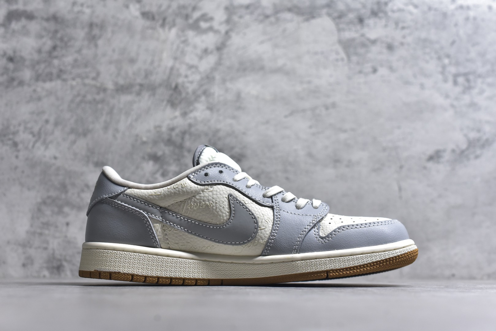 图片[3]-#Travis Scott x Nike Air Jordan 1 Low x Louis Vuitton Air Jordan 1 Low 反转蓝白小钩倒钩 纯原版本 全鞋采用原装头层皮，用料扎实 精雕细琢 鞋型极致还原 飞翼3D打印改良 深度立体 四线中底拉帮皮料选材 钢印 背胶一应俱全 全新批次 原装原模大底全鞋原厂定制皮料，手感细腻正确折边工艺 完美细节诠释 货号：XS2024 057 尺码：36 36.5 37.5 38 38.5 39 40 40.5 41 42 42.5 43 44 44.5 45-选品中心