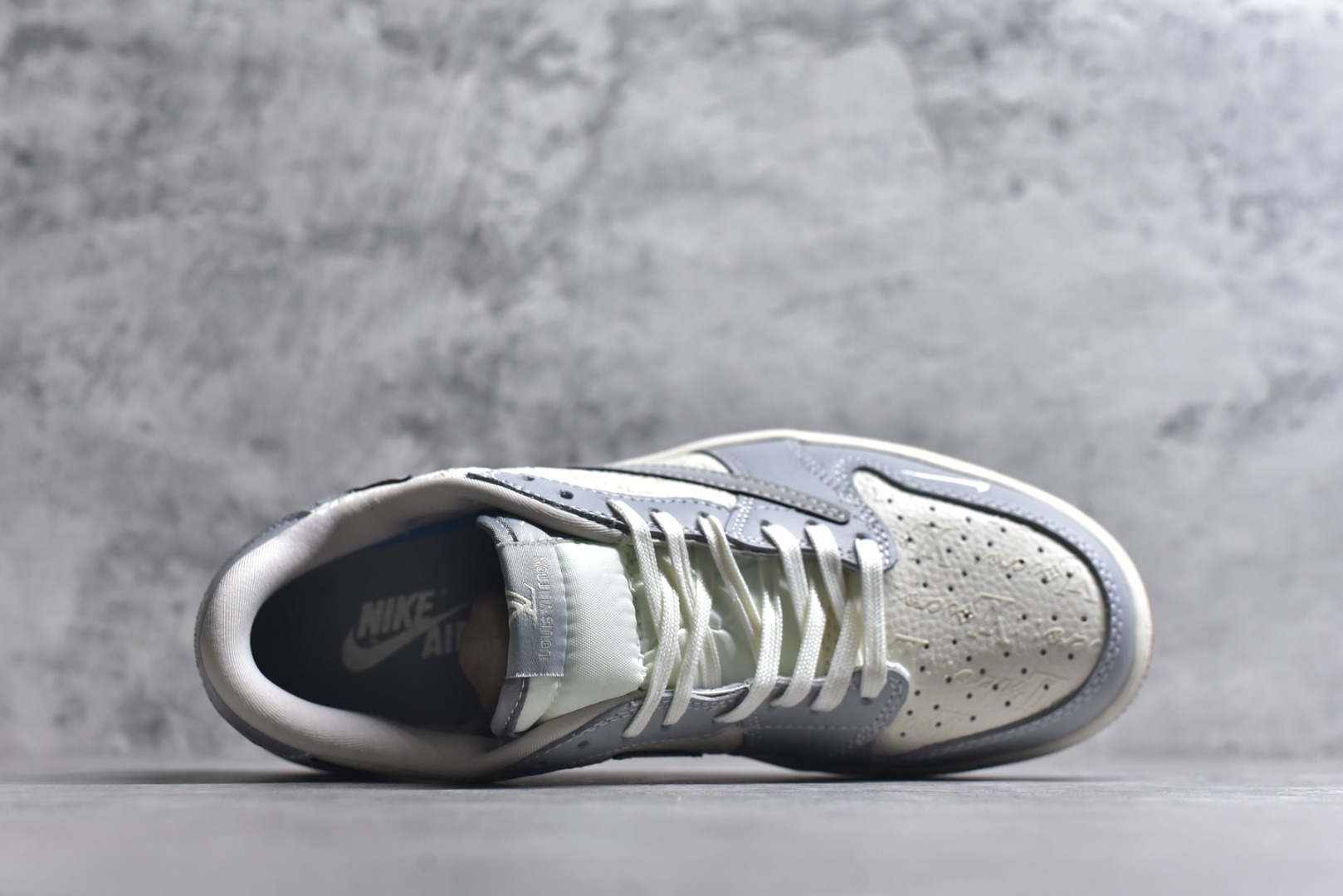 图片[4]-#Travis Scott x Nike Air Jordan 1 Low x Louis Vuitton Air Jordan 1 Low 反转蓝白小钩倒钩 纯原版本 全鞋采用原装头层皮，用料扎实 精雕细琢 鞋型极致还原 飞翼3D打印改良 深度立体 四线中底拉帮皮料选材 钢印 背胶一应俱全 全新批次 原装原模大底全鞋原厂定制皮料，手感细腻正确折边工艺 完美细节诠释 货号：XS2024 057 尺码：36 36.5 37.5 38 38.5 39 40 40.5 41 42 42.5 43 44 44.5 45-选品中心