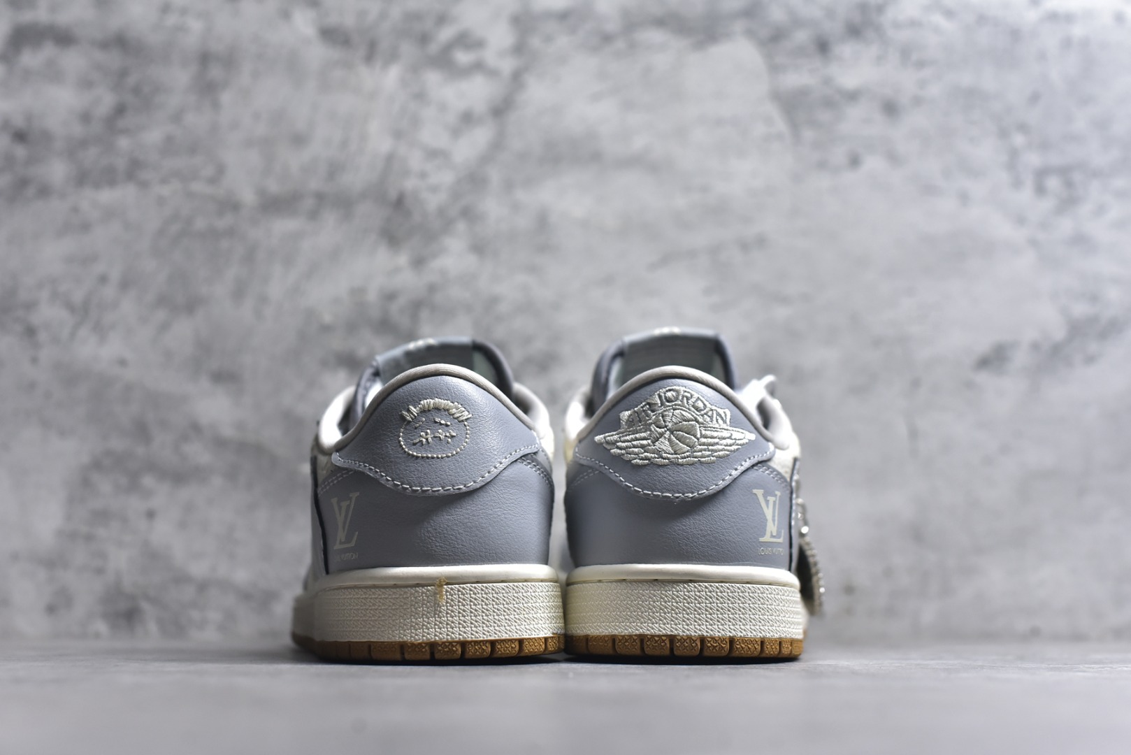 图片[5]-#Travis Scott x Nike Air Jordan 1 Low x Louis Vuitton Air Jordan 1 Low 反转蓝白小钩倒钩 纯原版本 全鞋采用原装头层皮，用料扎实 精雕细琢 鞋型极致还原 飞翼3D打印改良 深度立体 四线中底拉帮皮料选材 钢印 背胶一应俱全 全新批次 原装原模大底全鞋原厂定制皮料，手感细腻正确折边工艺 完美细节诠释 货号：XS2024 057 尺码：36 36.5 37.5 38 38.5 39 40 40.5 41 42 42.5 43 44 44.5 45-选品中心