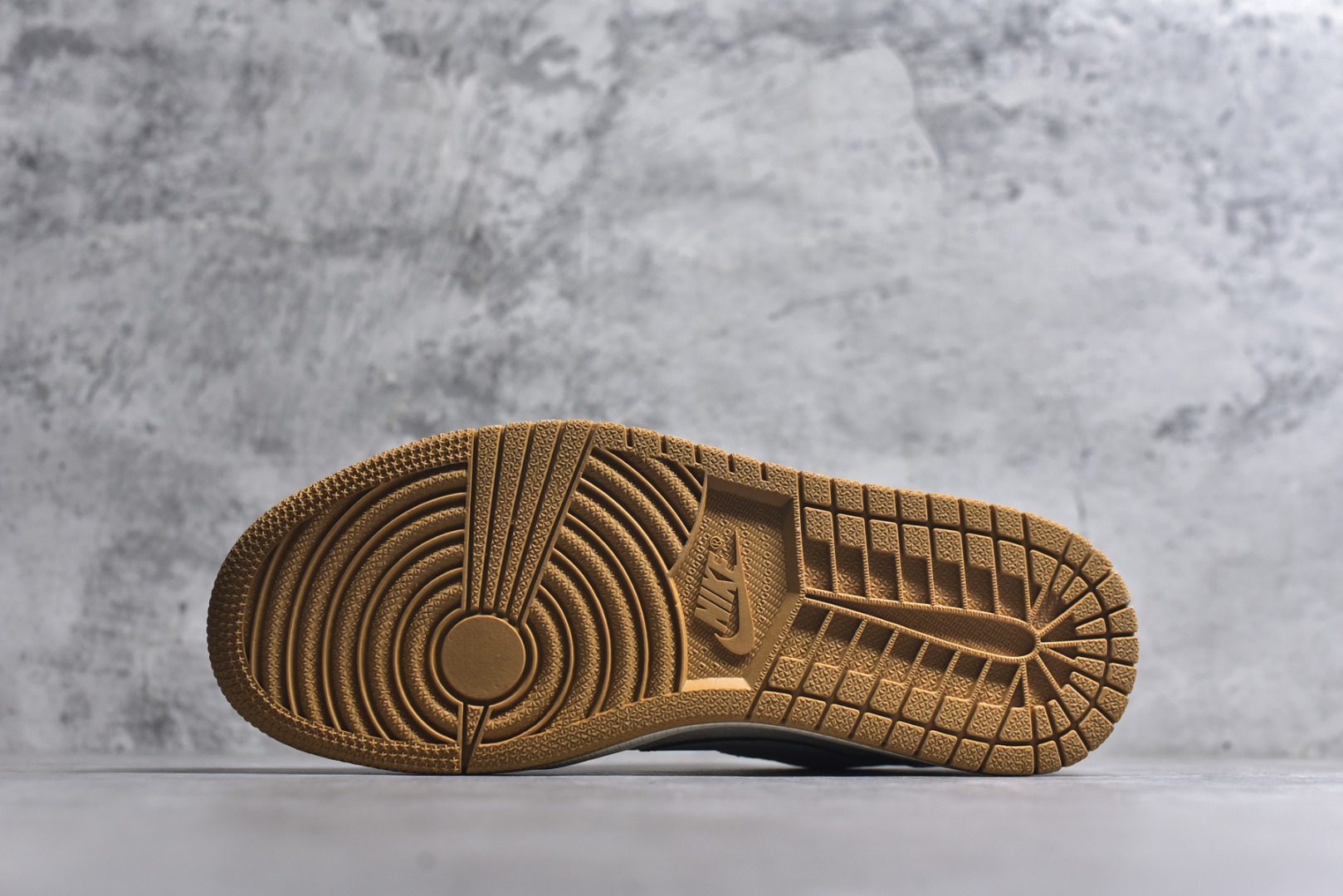 图片[6]-#Travis Scott x Nike Air Jordan 1 Low x Louis Vuitton Air Jordan 1 Low 反转蓝白小钩倒钩 纯原版本 全鞋采用原装头层皮，用料扎实 精雕细琢 鞋型极致还原 飞翼3D打印改良 深度立体 四线中底拉帮皮料选材 钢印 背胶一应俱全 全新批次 原装原模大底全鞋原厂定制皮料，手感细腻正确折边工艺 完美细节诠释 货号：XS2024 057 尺码：36 36.5 37.5 38 38.5 39 40 40.5 41 42 42.5 43 44 44.5 45-选品中心