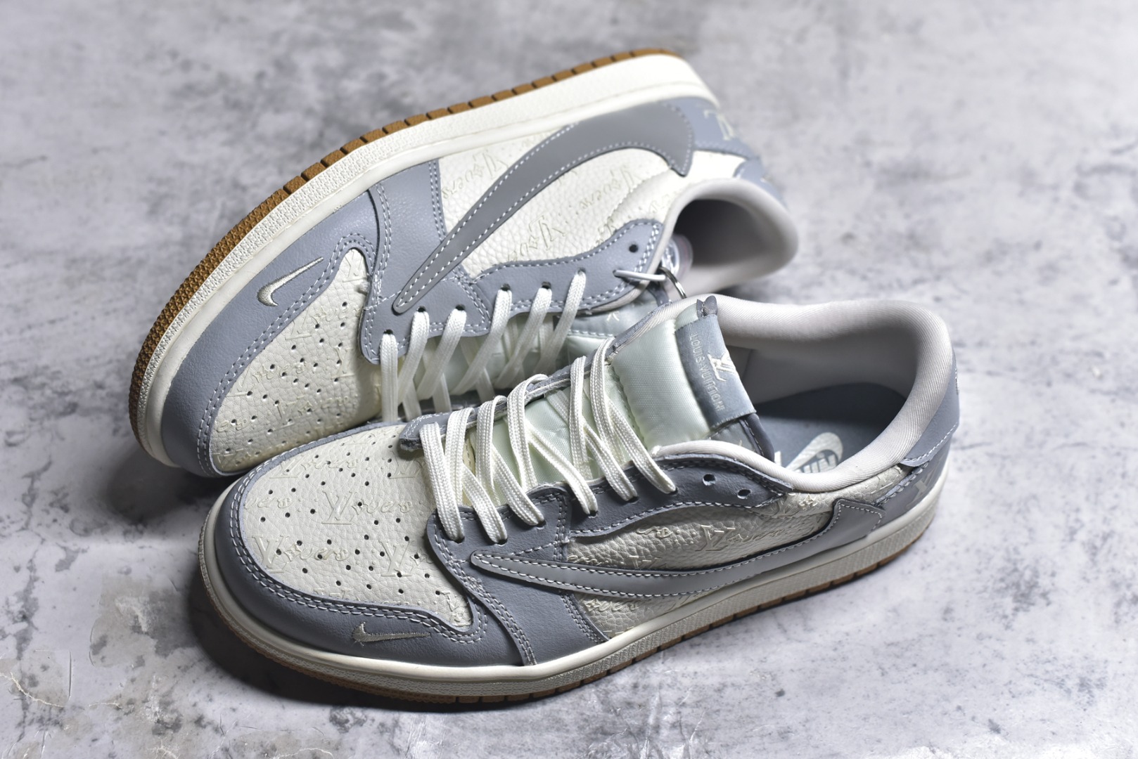 图片[7]-#Travis Scott x Nike Air Jordan 1 Low x Louis Vuitton Air Jordan 1 Low 反转蓝白小钩倒钩 纯原版本 全鞋采用原装头层皮，用料扎实 精雕细琢 鞋型极致还原 飞翼3D打印改良 深度立体 四线中底拉帮皮料选材 钢印 背胶一应俱全 全新批次 原装原模大底全鞋原厂定制皮料，手感细腻正确折边工艺 完美细节诠释 货号：XS2024 057 尺码：36 36.5 37.5 38 38.5 39 40 40.5 41 42 42.5 43 44 44.5 45-选品中心