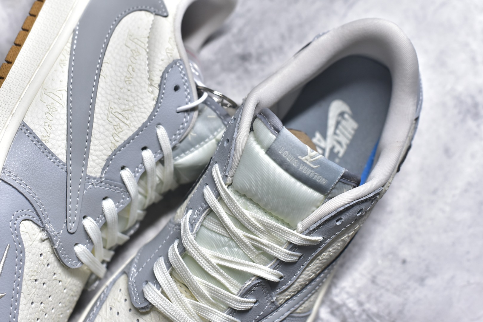 图片[9]-#Travis Scott x Nike Air Jordan 1 Low x Louis Vuitton Air Jordan 1 Low 反转蓝白小钩倒钩 纯原版本 全鞋采用原装头层皮，用料扎实 精雕细琢 鞋型极致还原 飞翼3D打印改良 深度立体 四线中底拉帮皮料选材 钢印 背胶一应俱全 全新批次 原装原模大底全鞋原厂定制皮料，手感细腻正确折边工艺 完美细节诠释 货号：XS2024 057 尺码：36 36.5 37.5 38 38.5 39 40 40.5 41 42 42.5 43 44 44.5 45-选品中心