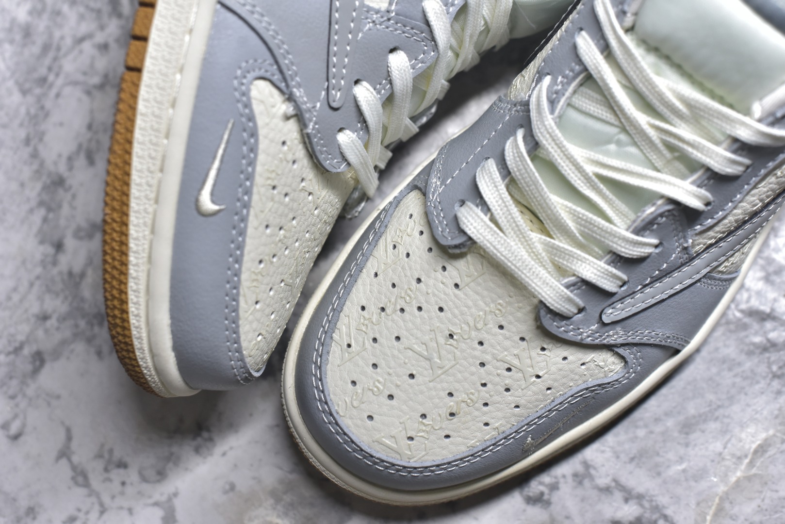 图片[8]-#Travis Scott x Nike Air Jordan 1 Low x Louis Vuitton Air Jordan 1 Low 反转蓝白小钩倒钩 纯原版本 全鞋采用原装头层皮，用料扎实 精雕细琢 鞋型极致还原 飞翼3D打印改良 深度立体 四线中底拉帮皮料选材 钢印 背胶一应俱全 全新批次 原装原模大底全鞋原厂定制皮料，手感细腻正确折边工艺 完美细节诠释 货号：XS2024 057 尺码：36 36.5 37.5 38 38.5 39 40 40.5 41 42 42.5 43 44 44.5 45-选品中心