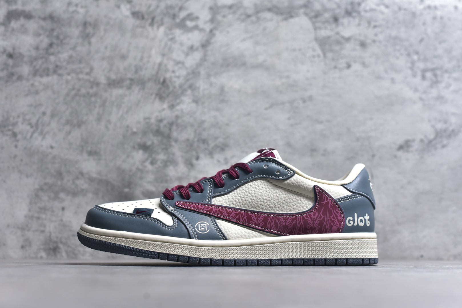#Travis Scott x Nike Air Jordan 1 Low x DIOR Air Jordan 1 Low 纯原版本 全鞋采用原装头层皮，用料扎实 精雕细琢 鞋型极致还原 飞翼3D打印改良 深度立体 四线中底拉帮皮料选材 钢印 背胶一应俱全 全新批次 原装原模大底全鞋原厂定制皮料，手感细腻正确折边工艺 完美细节诠释 货号：XS2024 009 尺码：36 36.5 37.5 38 38.5 39 40 40.5 41 42 42.5 43 44 44.5 45-选品中心