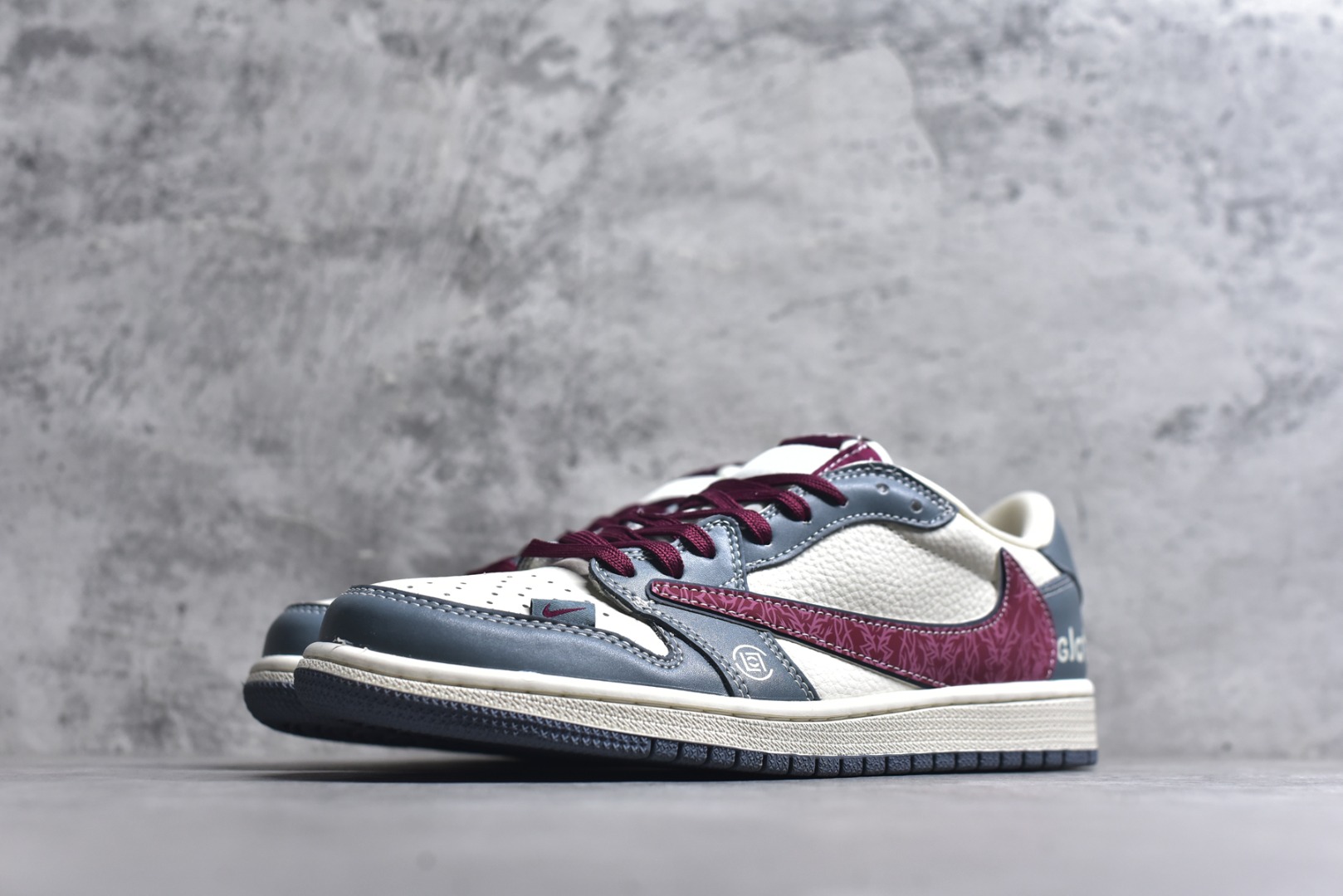图片[2]-#Travis Scott x Nike Air Jordan 1 Low x DIOR Air Jordan 1 Low 纯原版本 全鞋采用原装头层皮，用料扎实 精雕细琢 鞋型极致还原 飞翼3D打印改良 深度立体 四线中底拉帮皮料选材 钢印 背胶一应俱全 全新批次 原装原模大底全鞋原厂定制皮料，手感细腻正确折边工艺 完美细节诠释 货号：XS2024 009 尺码：36 36.5 37.5 38 38.5 39 40 40.5 41 42 42.5 43 44 44.5 45-选品中心