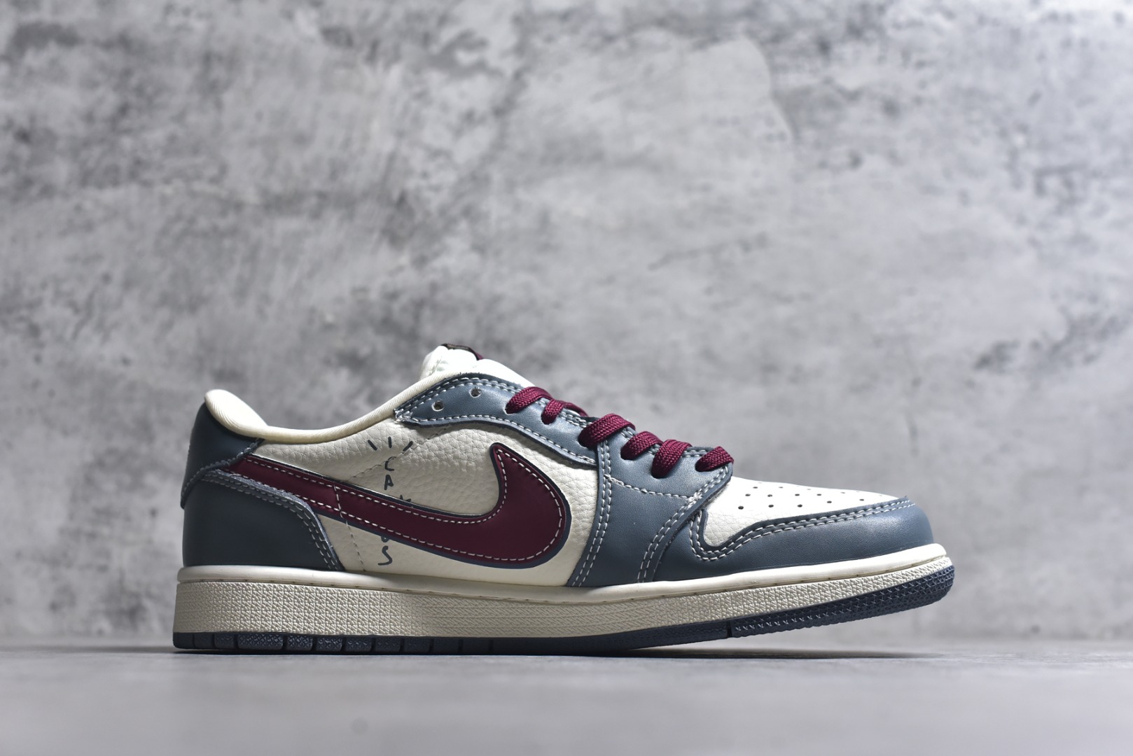 图片[3]-#Travis Scott x Nike Air Jordan 1 Low x DIOR Air Jordan 1 Low 纯原版本 全鞋采用原装头层皮，用料扎实 精雕细琢 鞋型极致还原 飞翼3D打印改良 深度立体 四线中底拉帮皮料选材 钢印 背胶一应俱全 全新批次 原装原模大底全鞋原厂定制皮料，手感细腻正确折边工艺 完美细节诠释 货号：XS2024 009 尺码：36 36.5 37.5 38 38.5 39 40 40.5 41 42 42.5 43 44 44.5 45-选品中心