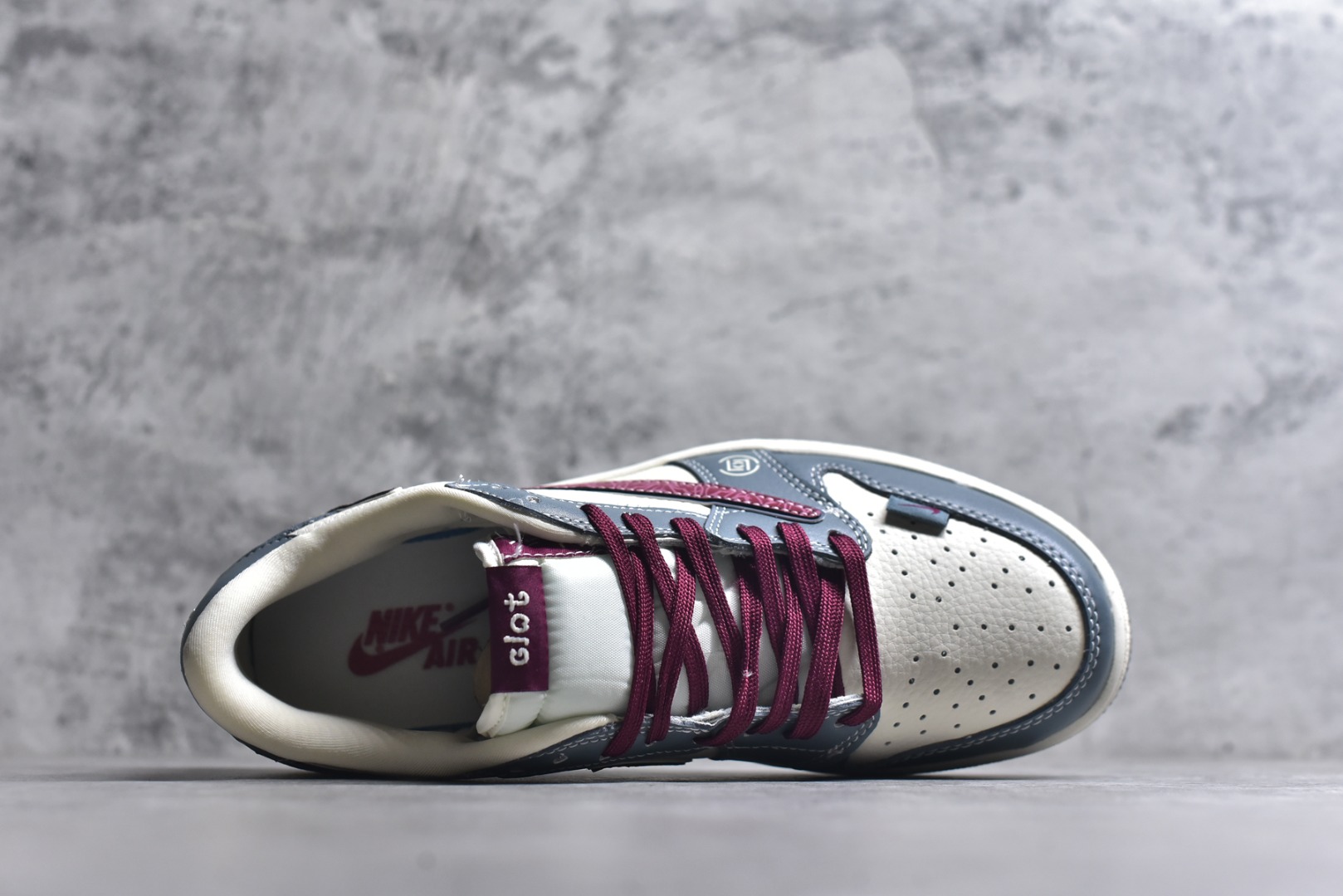 图片[4]-#Travis Scott x Nike Air Jordan 1 Low x DIOR Air Jordan 1 Low 纯原版本 全鞋采用原装头层皮，用料扎实 精雕细琢 鞋型极致还原 飞翼3D打印改良 深度立体 四线中底拉帮皮料选材 钢印 背胶一应俱全 全新批次 原装原模大底全鞋原厂定制皮料，手感细腻正确折边工艺 完美细节诠释 货号：XS2024 009 尺码：36 36.5 37.5 38 38.5 39 40 40.5 41 42 42.5 43 44 44.5 45-选品中心