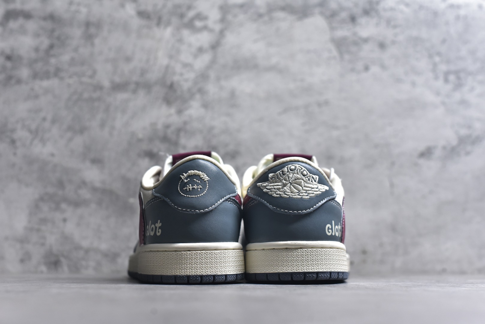 图片[5]-#Travis Scott x Nike Air Jordan 1 Low x DIOR Air Jordan 1 Low 纯原版本 全鞋采用原装头层皮，用料扎实 精雕细琢 鞋型极致还原 飞翼3D打印改良 深度立体 四线中底拉帮皮料选材 钢印 背胶一应俱全 全新批次 原装原模大底全鞋原厂定制皮料，手感细腻正确折边工艺 完美细节诠释 货号：XS2024 009 尺码：36 36.5 37.5 38 38.5 39 40 40.5 41 42 42.5 43 44 44.5 45-选品中心