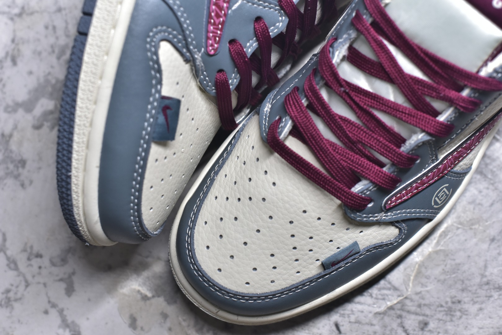 图片[8]-#Travis Scott x Nike Air Jordan 1 Low x DIOR Air Jordan 1 Low 纯原版本 全鞋采用原装头层皮，用料扎实 精雕细琢 鞋型极致还原 飞翼3D打印改良 深度立体 四线中底拉帮皮料选材 钢印 背胶一应俱全 全新批次 原装原模大底全鞋原厂定制皮料，手感细腻正确折边工艺 完美细节诠释 货号：XS2024 009 尺码：36 36.5 37.5 38 38.5 39 40 40.5 41 42 42.5 43 44 44.5 45-选品中心