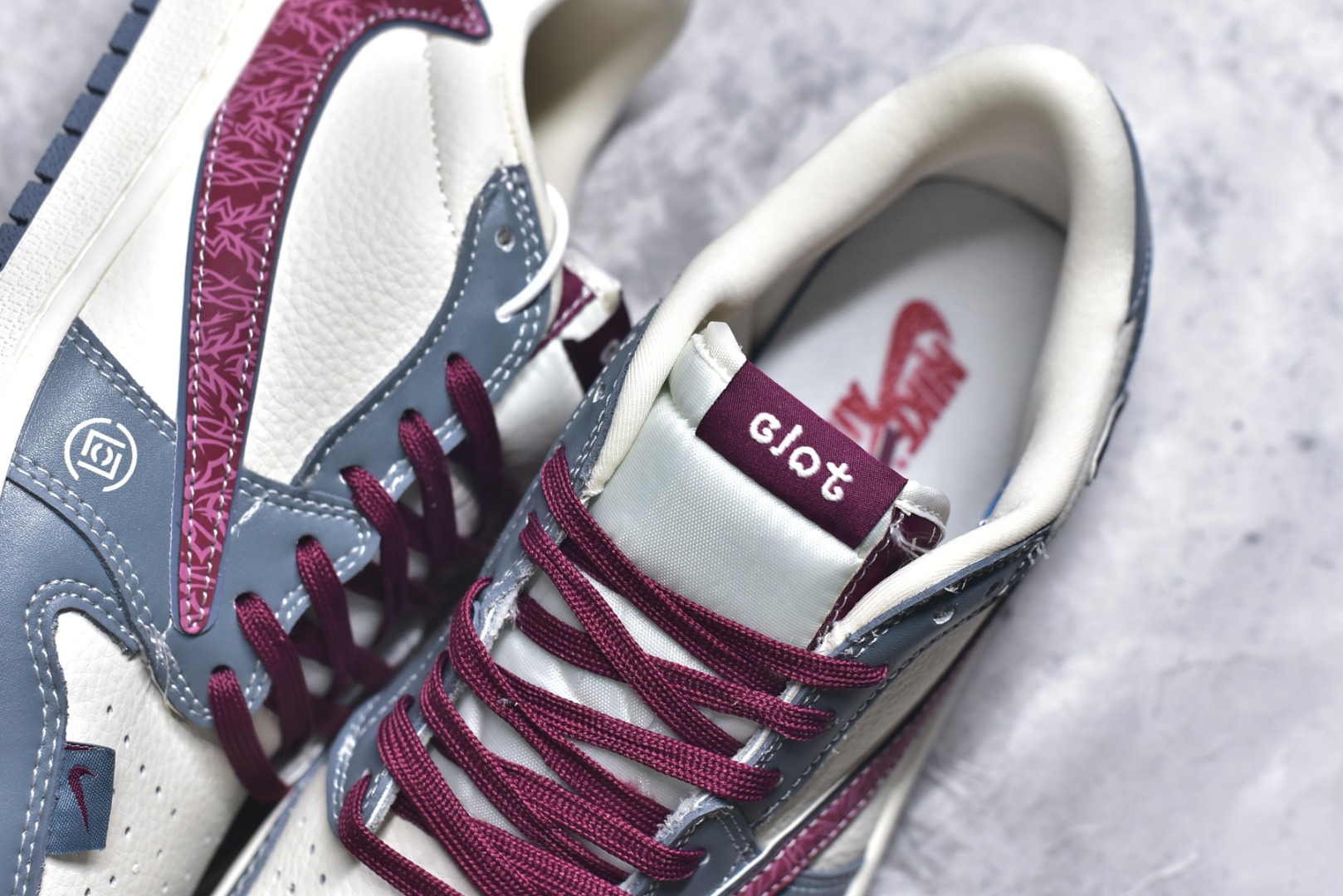 图片[9]-#Travis Scott x Nike Air Jordan 1 Low x DIOR Air Jordan 1 Low 纯原版本 全鞋采用原装头层皮，用料扎实 精雕细琢 鞋型极致还原 飞翼3D打印改良 深度立体 四线中底拉帮皮料选材 钢印 背胶一应俱全 全新批次 原装原模大底全鞋原厂定制皮料，手感细腻正确折边工艺 完美细节诠释 货号：XS2024 009 尺码：36 36.5 37.5 38 38.5 39 40 40.5 41 42 42.5 43 44 44.5 45-选品中心