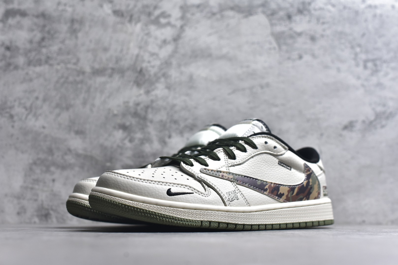 图片[2]-#Nike Air Jordan 1 x Travis Scott AJ1倒勾 乔一倒钩 ‘DIY’定制 耐克 低帮文化篮球鞋 完美品质出货 细节如图所示 鞋面切割工整 冲孔整齐干净 中底拉帮线 整体清洁度非常好 货号：XS2024-046 尺码：36 36.5 37.5 38 38.5 39 40 40.5 41 42 42.5 43 44 45-选品中心