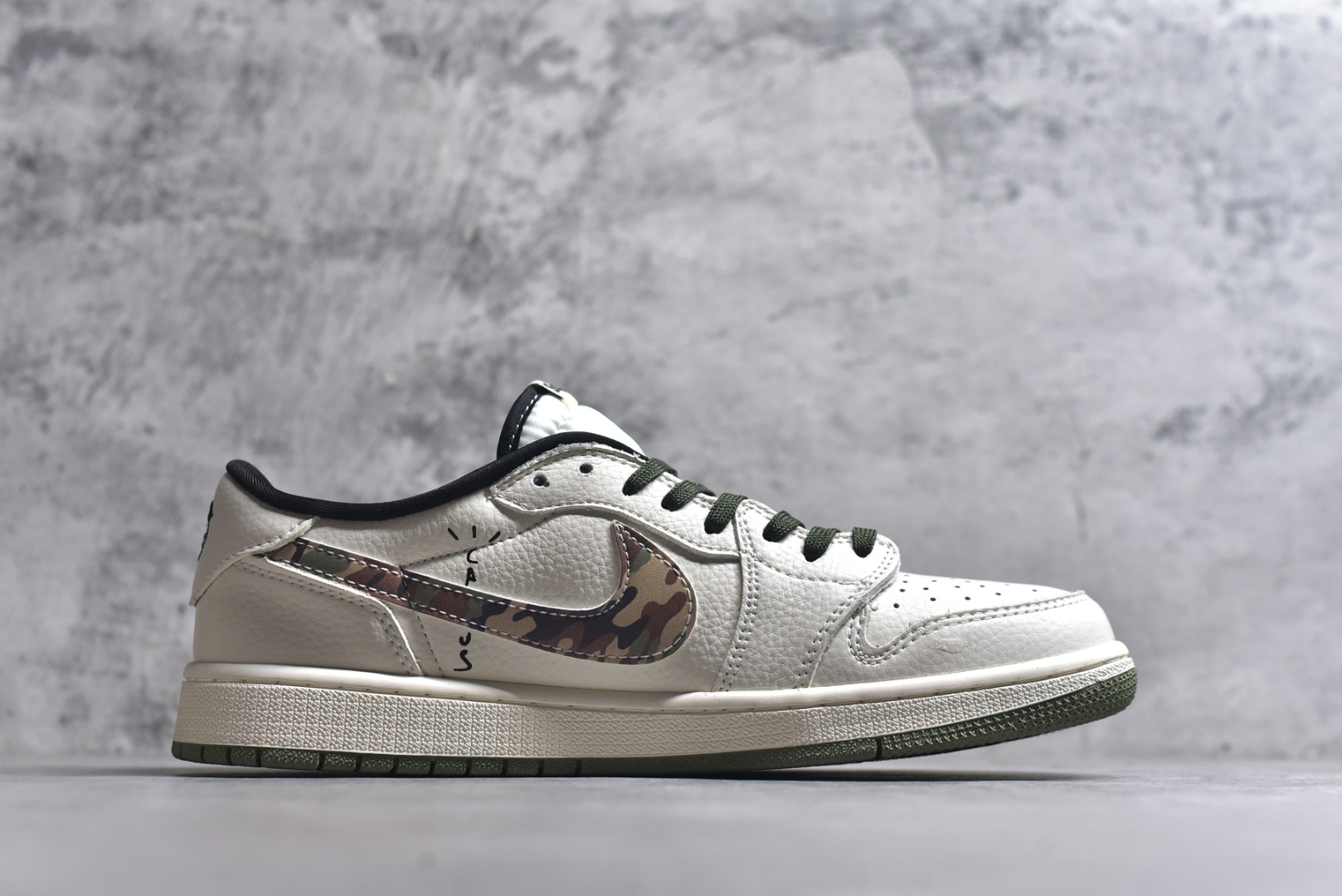 图片[3]-#Nike Air Jordan 1 x Travis Scott AJ1倒勾 乔一倒钩 ‘DIY’定制 耐克 低帮文化篮球鞋 完美品质出货 细节如图所示 鞋面切割工整 冲孔整齐干净 中底拉帮线 整体清洁度非常好 货号：XS2024-046 尺码：36 36.5 37.5 38 38.5 39 40 40.5 41 42 42.5 43 44 45-选品中心