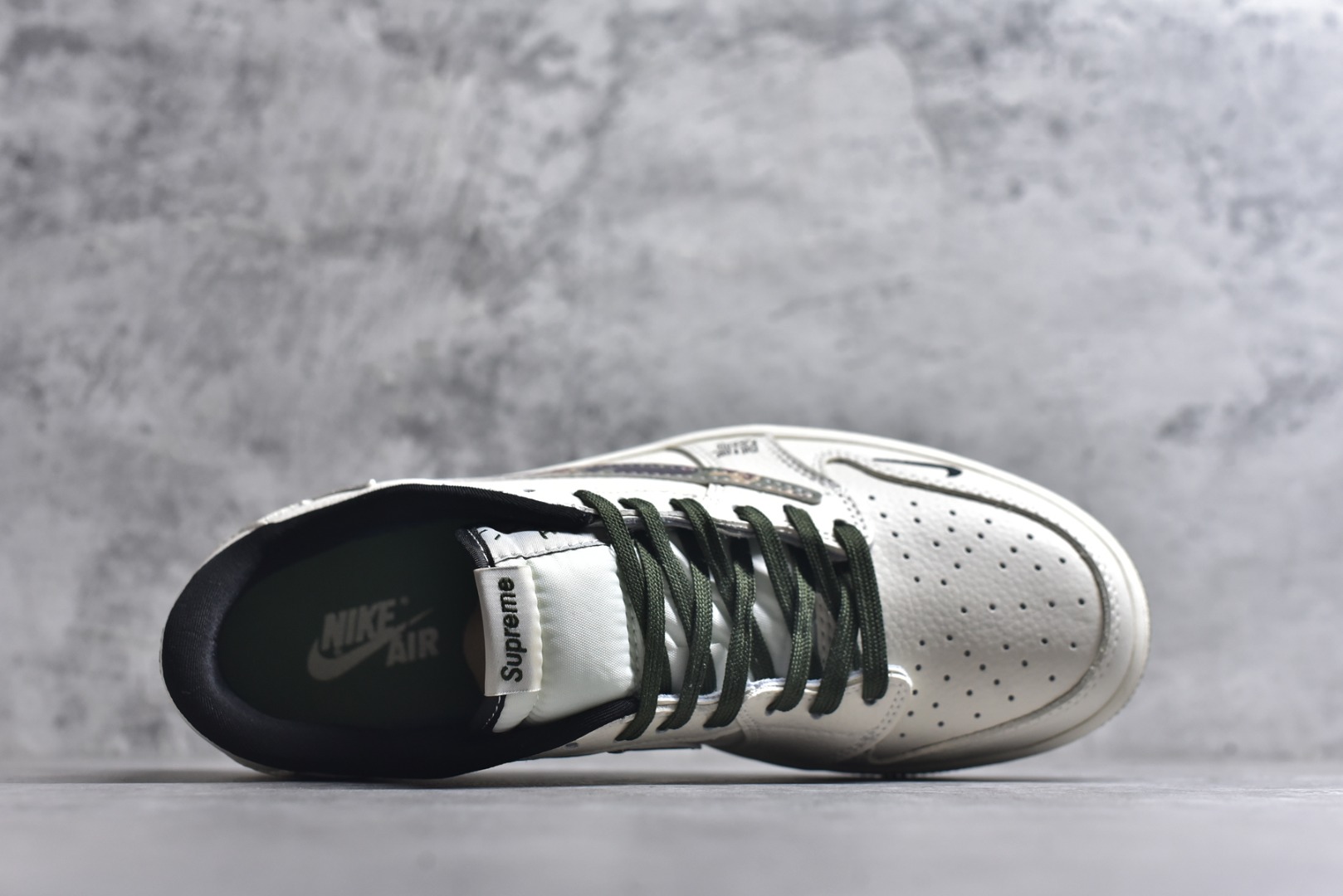 图片[4]-#Nike Air Jordan 1 x Travis Scott AJ1倒勾 乔一倒钩 ‘DIY’定制 耐克 低帮文化篮球鞋 完美品质出货 细节如图所示 鞋面切割工整 冲孔整齐干净 中底拉帮线 整体清洁度非常好 货号：XS2024-046 尺码：36 36.5 37.5 38 38.5 39 40 40.5 41 42 42.5 43 44 45-选品中心