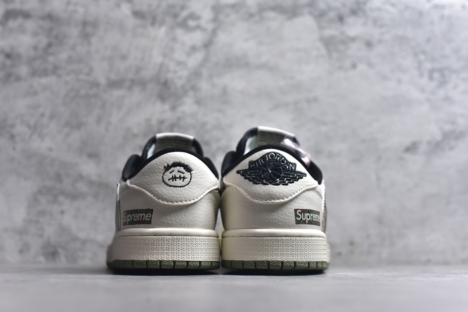 图片[5]-#Nike Air Jordan 1 x Travis Scott AJ1倒勾 乔一倒钩 ‘DIY’定制 耐克 低帮文化篮球鞋 完美品质出货 细节如图所示 鞋面切割工整 冲孔整齐干净 中底拉帮线 整体清洁度非常好 货号：XS2024-046 尺码：36 36.5 37.5 38 38.5 39 40 40.5 41 42 42.5 43 44 45-选品中心