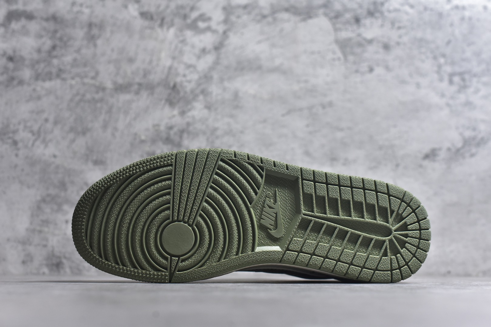 图片[6]-#Nike Air Jordan 1 x Travis Scott AJ1倒勾 乔一倒钩 ‘DIY’定制 耐克 低帮文化篮球鞋 完美品质出货 细节如图所示 鞋面切割工整 冲孔整齐干净 中底拉帮线 整体清洁度非常好 货号：XS2024-046 尺码：36 36.5 37.5 38 38.5 39 40 40.5 41 42 42.5 43 44 45-选品中心