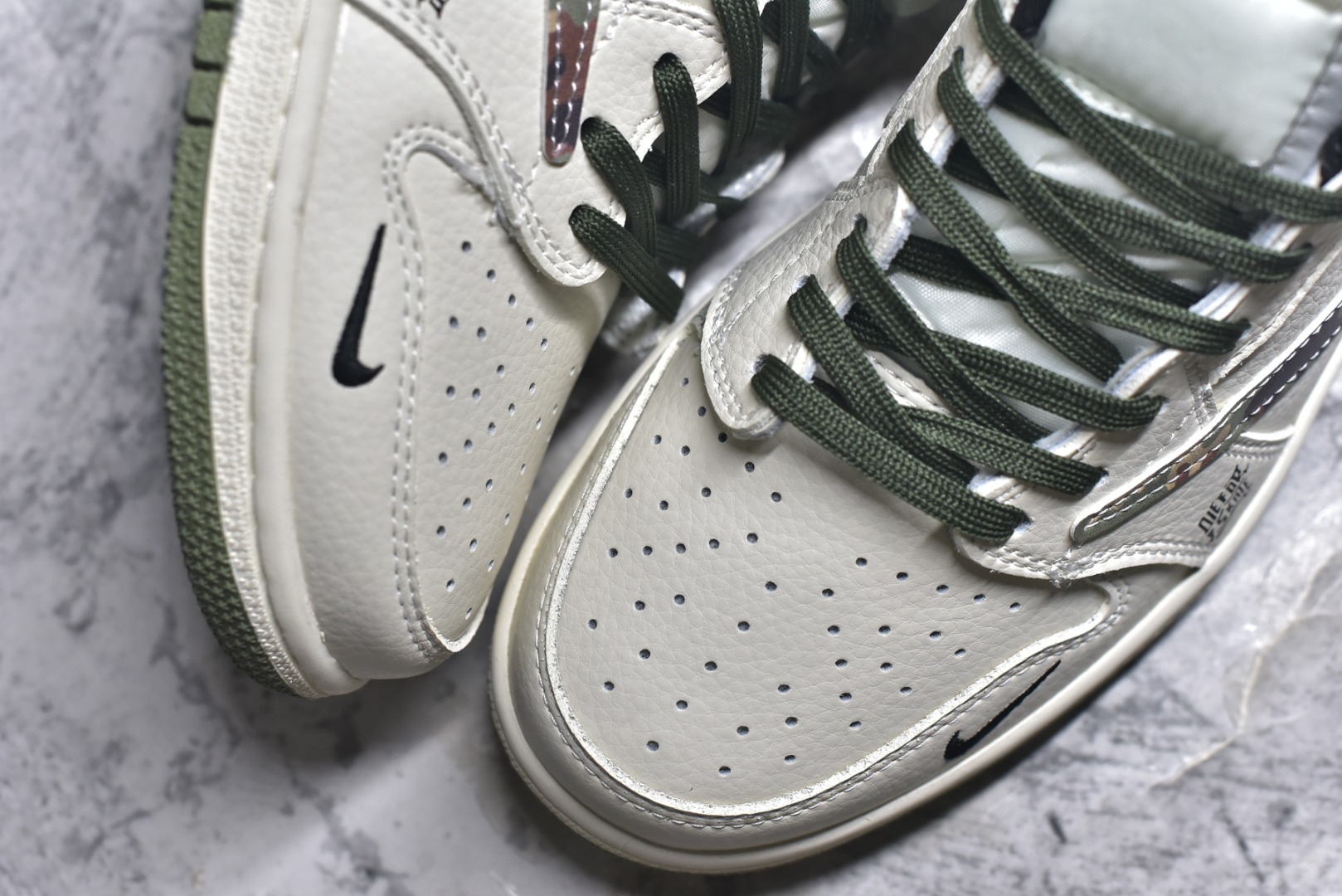 图片[8]-#Nike Air Jordan 1 x Travis Scott AJ1倒勾 乔一倒钩 ‘DIY’定制 耐克 低帮文化篮球鞋 完美品质出货 细节如图所示 鞋面切割工整 冲孔整齐干净 中底拉帮线 整体清洁度非常好 货号：XS2024-046 尺码：36 36.5 37.5 38 38.5 39 40 40.5 41 42 42.5 43 44 45-选品中心