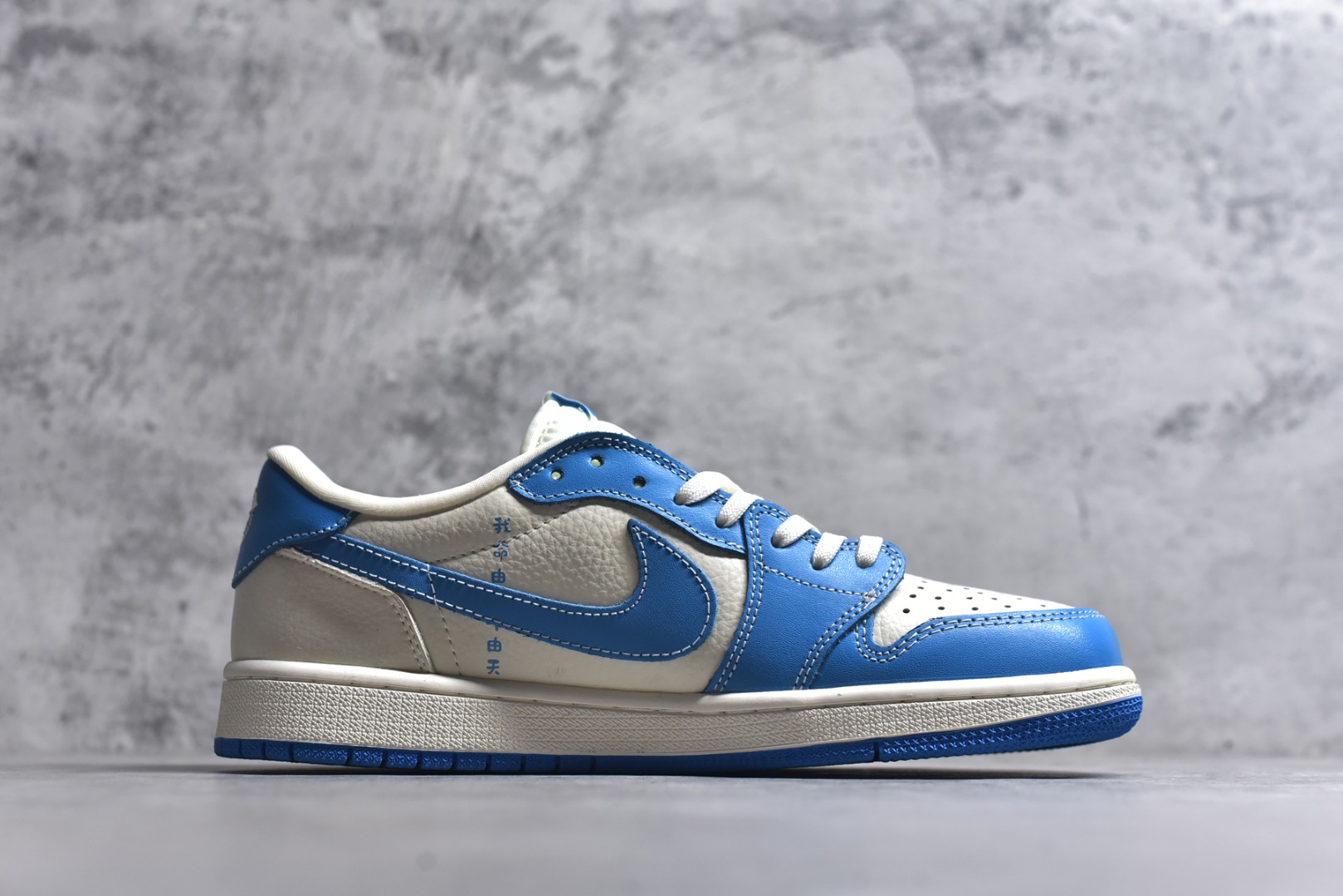 图片[3]-#海外爆款限量发售！公司级 Travis Scott x Fragment Design x Jordan Air Jordan 1 Low OG SP 多方联名合作融合了Travis Scott 独特的音乐风格，藤原浩个性的设计风格以及Jordan品牌的经典元素 使其成为一双具有独特身份和价值的鞋子 清新而立体的外观加上联名标识更突出了其独特身份 这种配色方案显示出活力和时尚感 在视觉上引人注目 鞋身的质感和细腻的细节处理使其显得高端而格调十足 这款“倒钩”联名是设计与创意完美结合 融合多方的个性风格是一款备受瞩目的潮流鞋款 低帮休闲板鞋 定制鞋盒 大厂纯原品质出货 超高清洁度 皮料切割干净无任何毛边 细节完美 货号：XS2025-066 尺码：36 36.5 37.5 38 38.5 39 40 40.5 41 42 42.5 43 44 44.5 45-选品中心