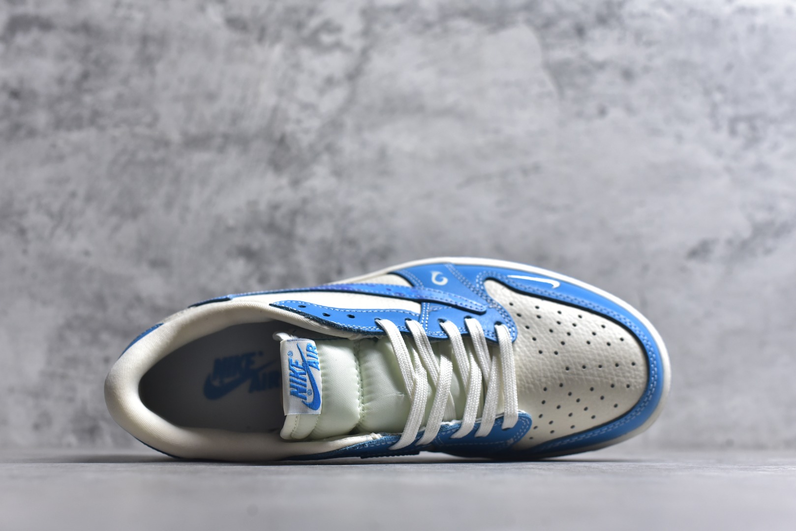 图片[4]-#海外爆款限量发售！公司级 Travis Scott x Fragment Design x Jordan Air Jordan 1 Low OG SP 多方联名合作融合了Travis Scott 独特的音乐风格，藤原浩个性的设计风格以及Jordan品牌的经典元素 使其成为一双具有独特身份和价值的鞋子 清新而立体的外观加上联名标识更突出了其独特身份 这种配色方案显示出活力和时尚感 在视觉上引人注目 鞋身的质感和细腻的细节处理使其显得高端而格调十足 这款“倒钩”联名是设计与创意完美结合 融合多方的个性风格是一款备受瞩目的潮流鞋款 低帮休闲板鞋 定制鞋盒 大厂纯原品质出货 超高清洁度 皮料切割干净无任何毛边 细节完美 货号：XS2025-066 尺码：36 36.5 37.5 38 38.5 39 40 40.5 41 42 42.5 43 44 44.5 45-选品中心