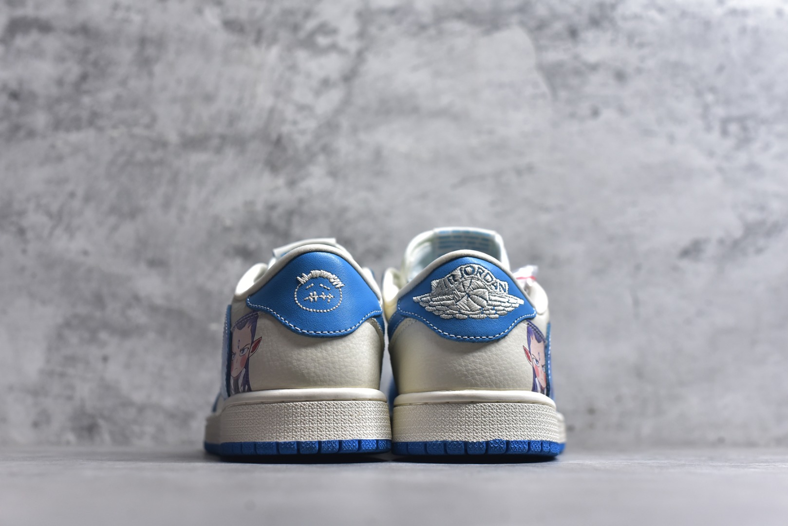 图片[5]-#海外爆款限量发售！公司级 Travis Scott x Fragment Design x Jordan Air Jordan 1 Low OG SP 多方联名合作融合了Travis Scott 独特的音乐风格，藤原浩个性的设计风格以及Jordan品牌的经典元素 使其成为一双具有独特身份和价值的鞋子 清新而立体的外观加上联名标识更突出了其独特身份 这种配色方案显示出活力和时尚感 在视觉上引人注目 鞋身的质感和细腻的细节处理使其显得高端而格调十足 这款“倒钩”联名是设计与创意完美结合 融合多方的个性风格是一款备受瞩目的潮流鞋款 低帮休闲板鞋 定制鞋盒 大厂纯原品质出货 超高清洁度 皮料切割干净无任何毛边 细节完美 货号：XS2025-066 尺码：36 36.5 37.5 38 38.5 39 40 40.5 41 42 42.5 43 44 44.5 45-选品中心