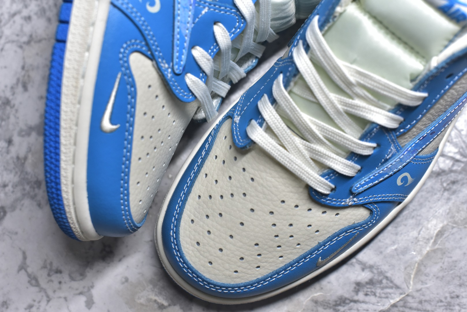 图片[8]-#海外爆款限量发售！公司级 Travis Scott x Fragment Design x Jordan Air Jordan 1 Low OG SP 多方联名合作融合了Travis Scott 独特的音乐风格，藤原浩个性的设计风格以及Jordan品牌的经典元素 使其成为一双具有独特身份和价值的鞋子 清新而立体的外观加上联名标识更突出了其独特身份 这种配色方案显示出活力和时尚感 在视觉上引人注目 鞋身的质感和细腻的细节处理使其显得高端而格调十足 这款“倒钩”联名是设计与创意完美结合 融合多方的个性风格是一款备受瞩目的潮流鞋款 低帮休闲板鞋 定制鞋盒 大厂纯原品质出货 超高清洁度 皮料切割干净无任何毛边 细节完美 货号：XS2025-066 尺码：36 36.5 37.5 38 38.5 39 40 40.5 41 42 42.5 43 44 44.5 45-选品中心