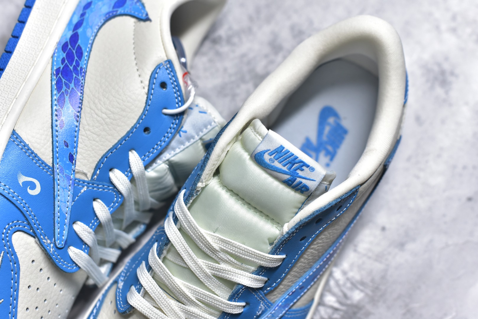 图片[9]-#海外爆款限量发售！公司级 Travis Scott x Fragment Design x Jordan Air Jordan 1 Low OG SP 多方联名合作融合了Travis Scott 独特的音乐风格，藤原浩个性的设计风格以及Jordan品牌的经典元素 使其成为一双具有独特身份和价值的鞋子 清新而立体的外观加上联名标识更突出了其独特身份 这种配色方案显示出活力和时尚感 在视觉上引人注目 鞋身的质感和细腻的细节处理使其显得高端而格调十足 这款“倒钩”联名是设计与创意完美结合 融合多方的个性风格是一款备受瞩目的潮流鞋款 低帮休闲板鞋 定制鞋盒 大厂纯原品质出货 超高清洁度 皮料切割干净无任何毛边 细节完美 货号：XS2025-066 尺码：36 36.5 37.5 38 38.5 39 40 40.5 41 42 42.5 43 44 44.5 45-选品中心