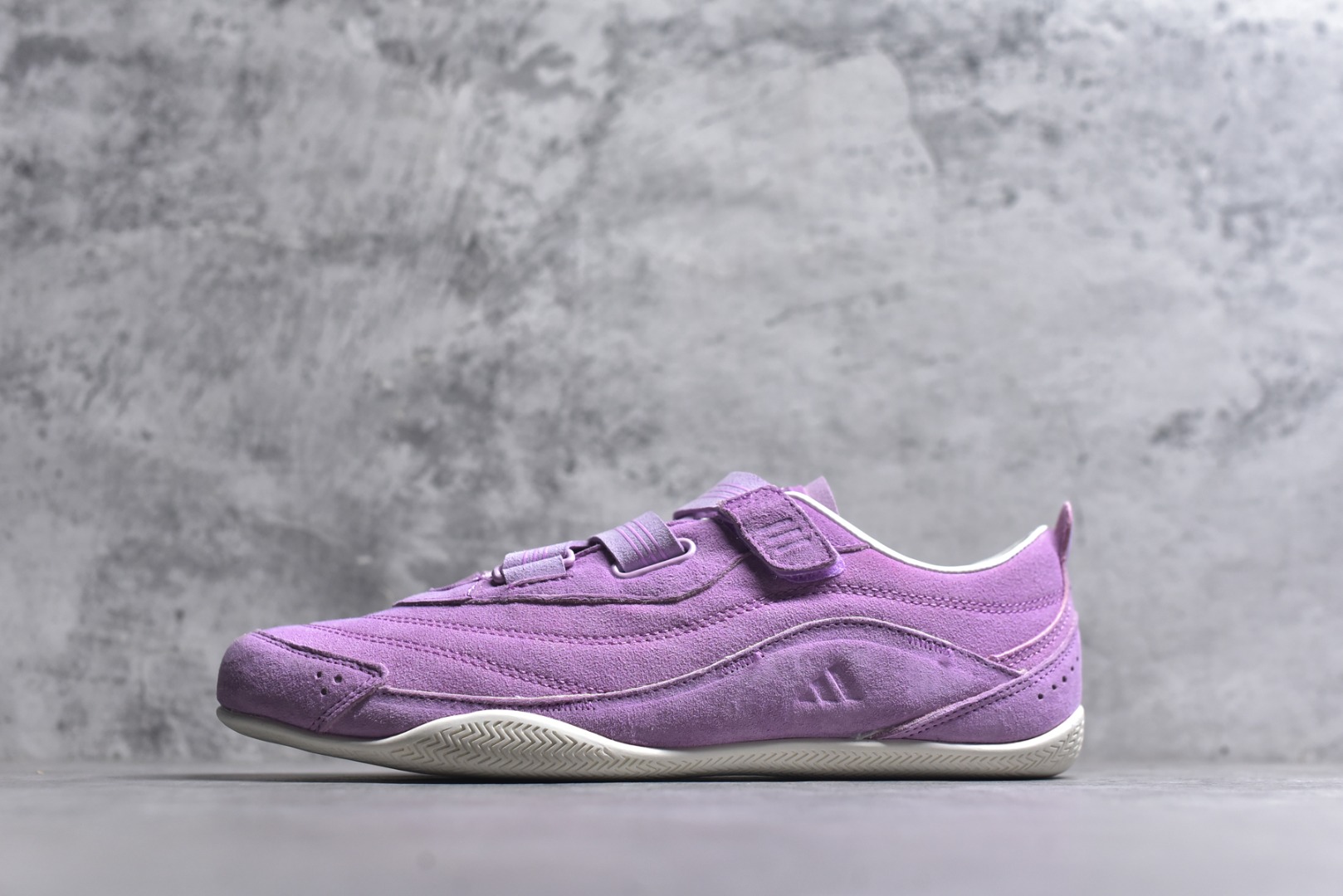 #AD FOS URBAN REVERIE 舒适百搭 耐磨 低帮 生活休闲鞋 KJ4035 实拍调校N版已经零色差零失真 百分百还原实物色彩所见即所得 不存在货不对板色差等低级问题 选购参考实物拍摄 不混卖不参货 只用心做好货严格选品 承诺混一赔十 尺码：35.5-40\